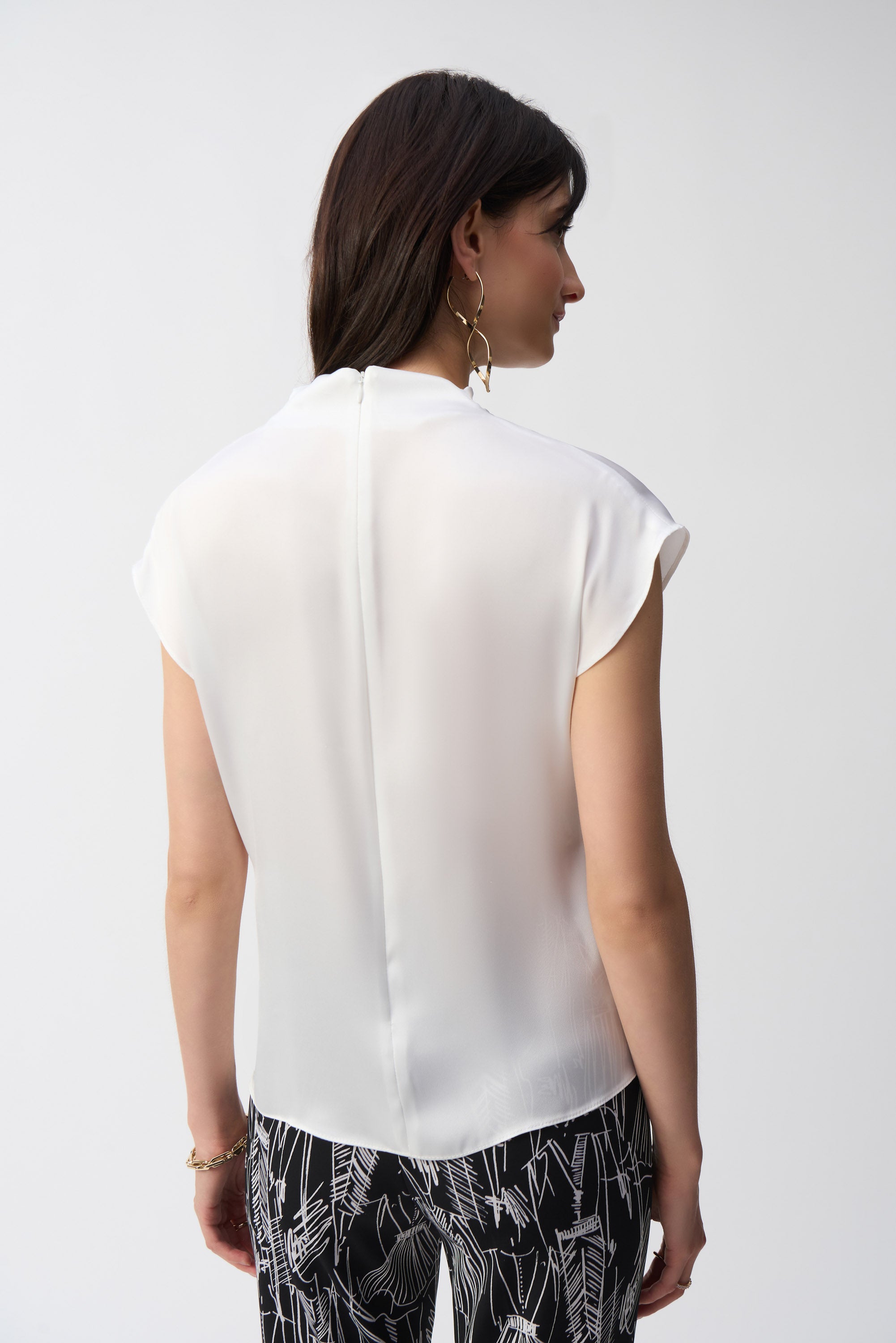Shirt aus Satin mit kurzem Stehkragen und Raffungen