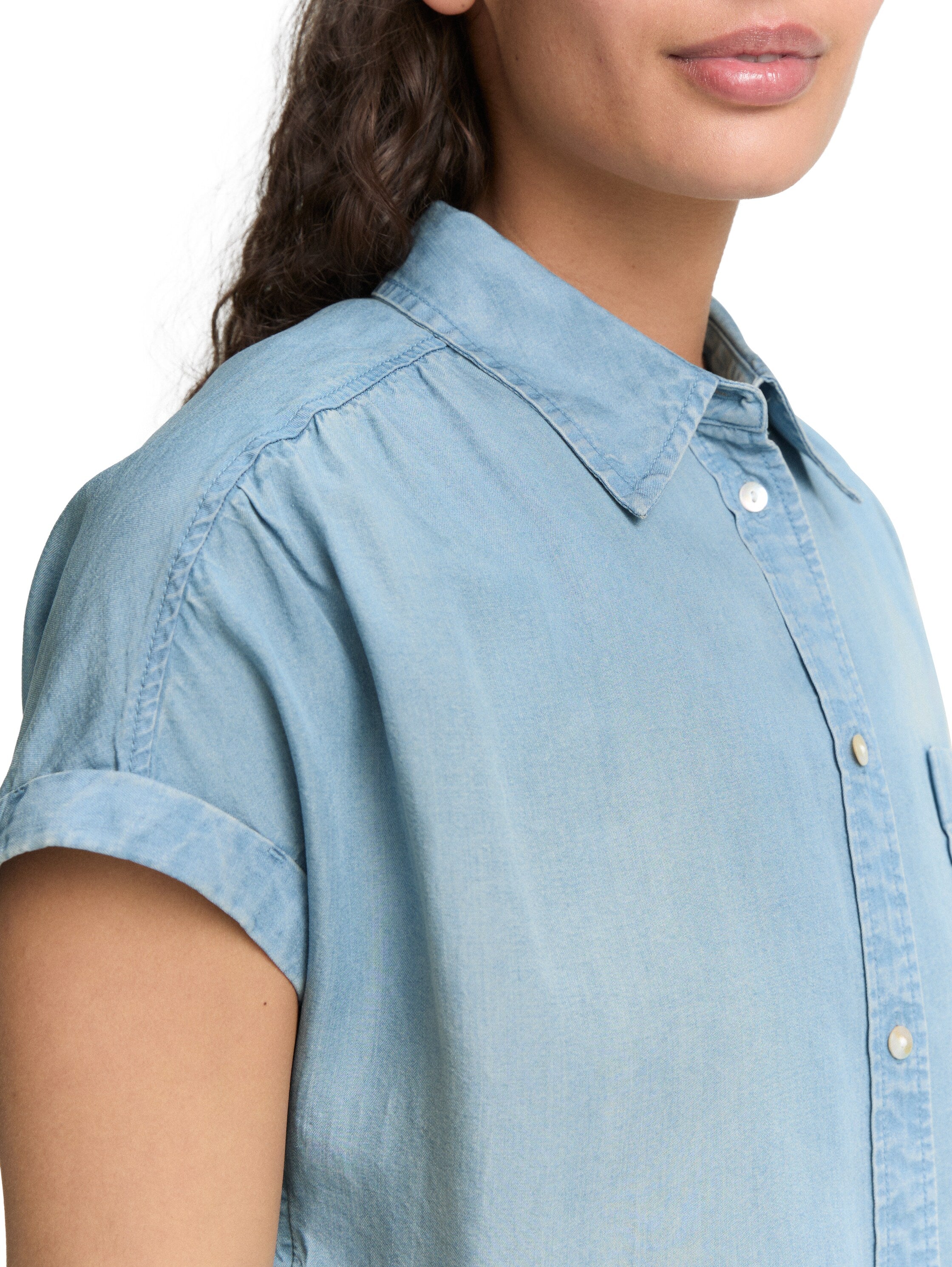 Tom Tailor Denim Bluse aus Jeansstoff mit Brusttasche und seitlichen Schlitzen für Frauen