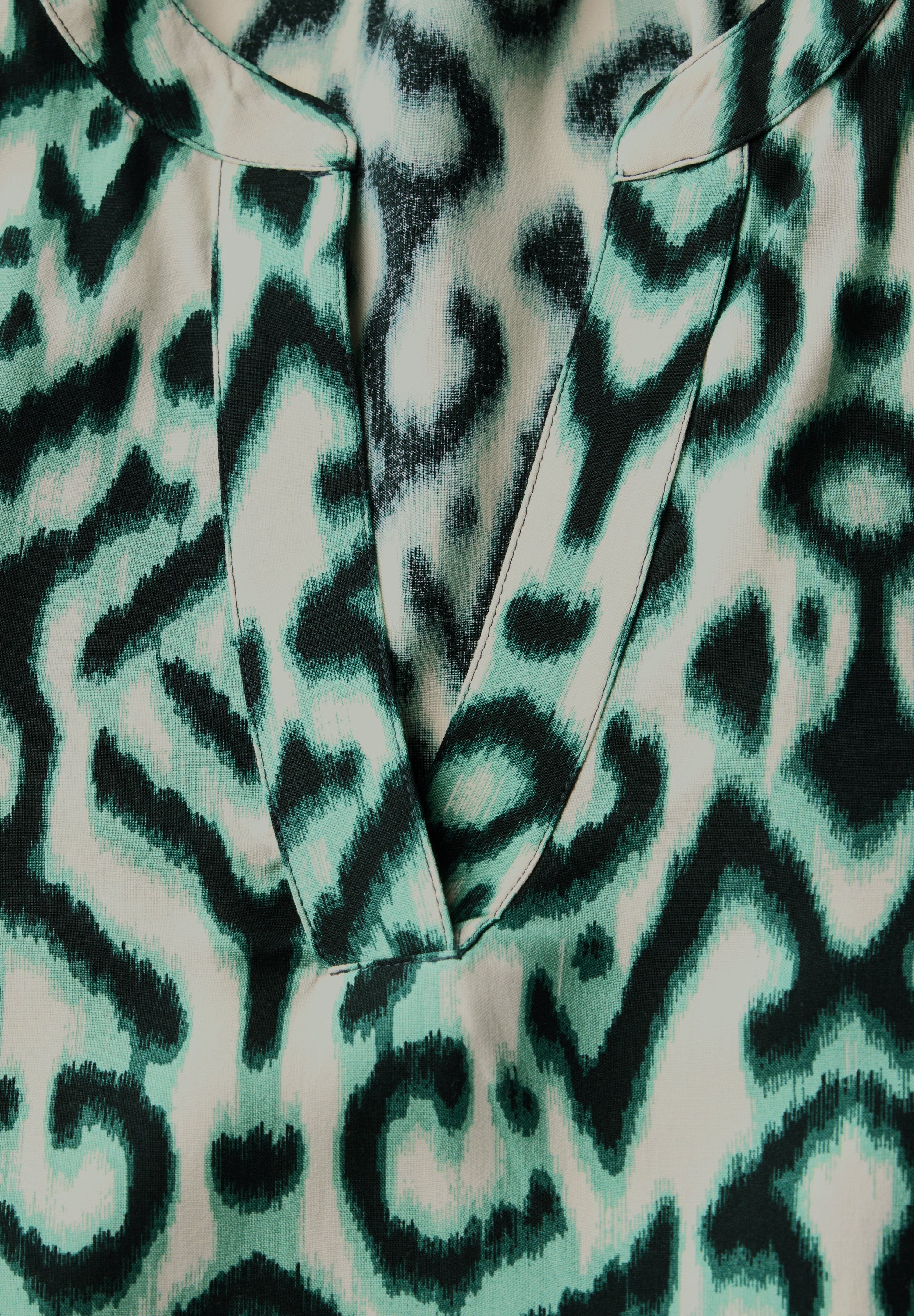 Street One Damenbluse mit grafischem Muster und geschlitztem Rundhalsausschnitt