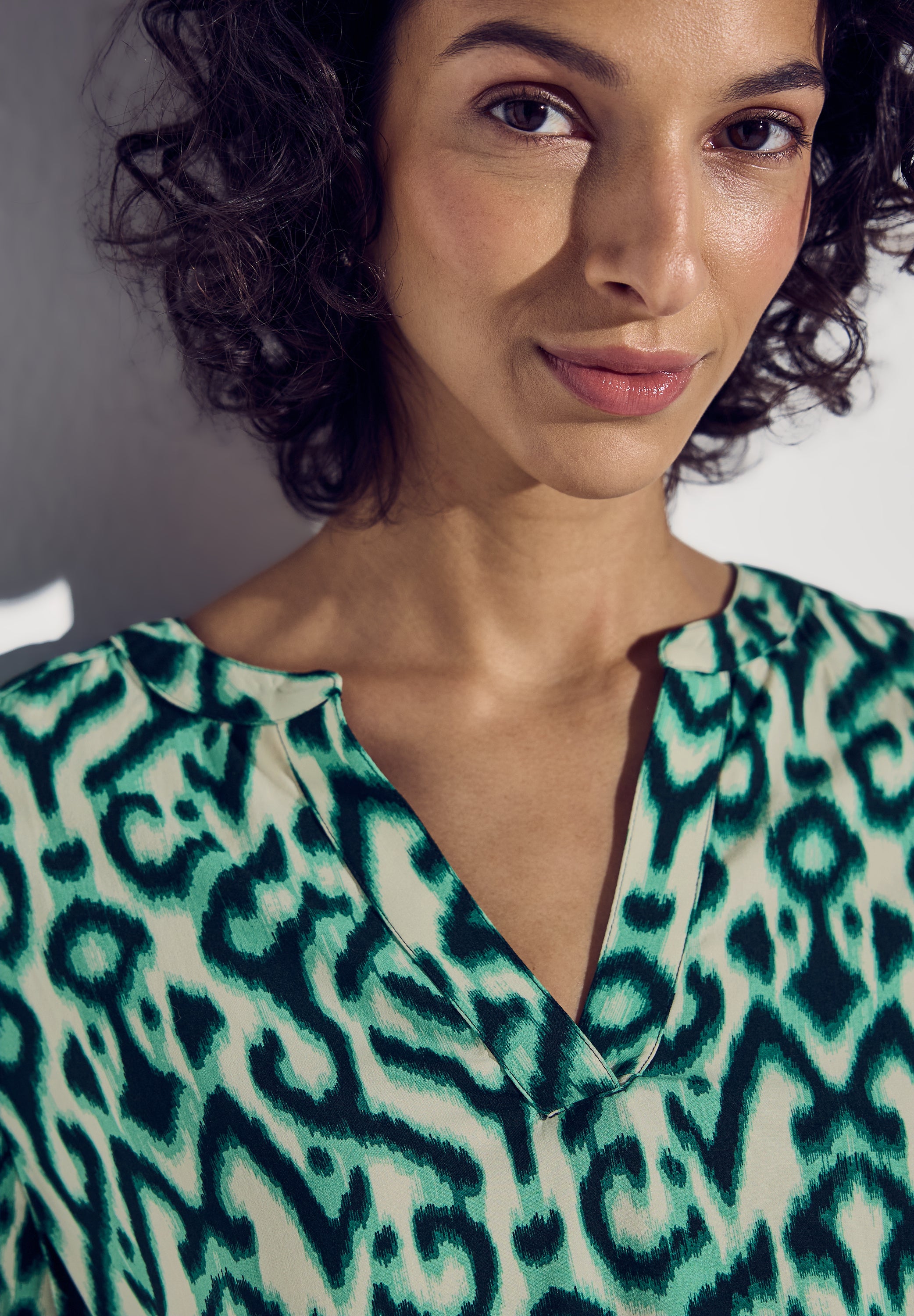 Street One Damenbluse mit grafischem Muster und geschlitztem Rundhalsausschnitt