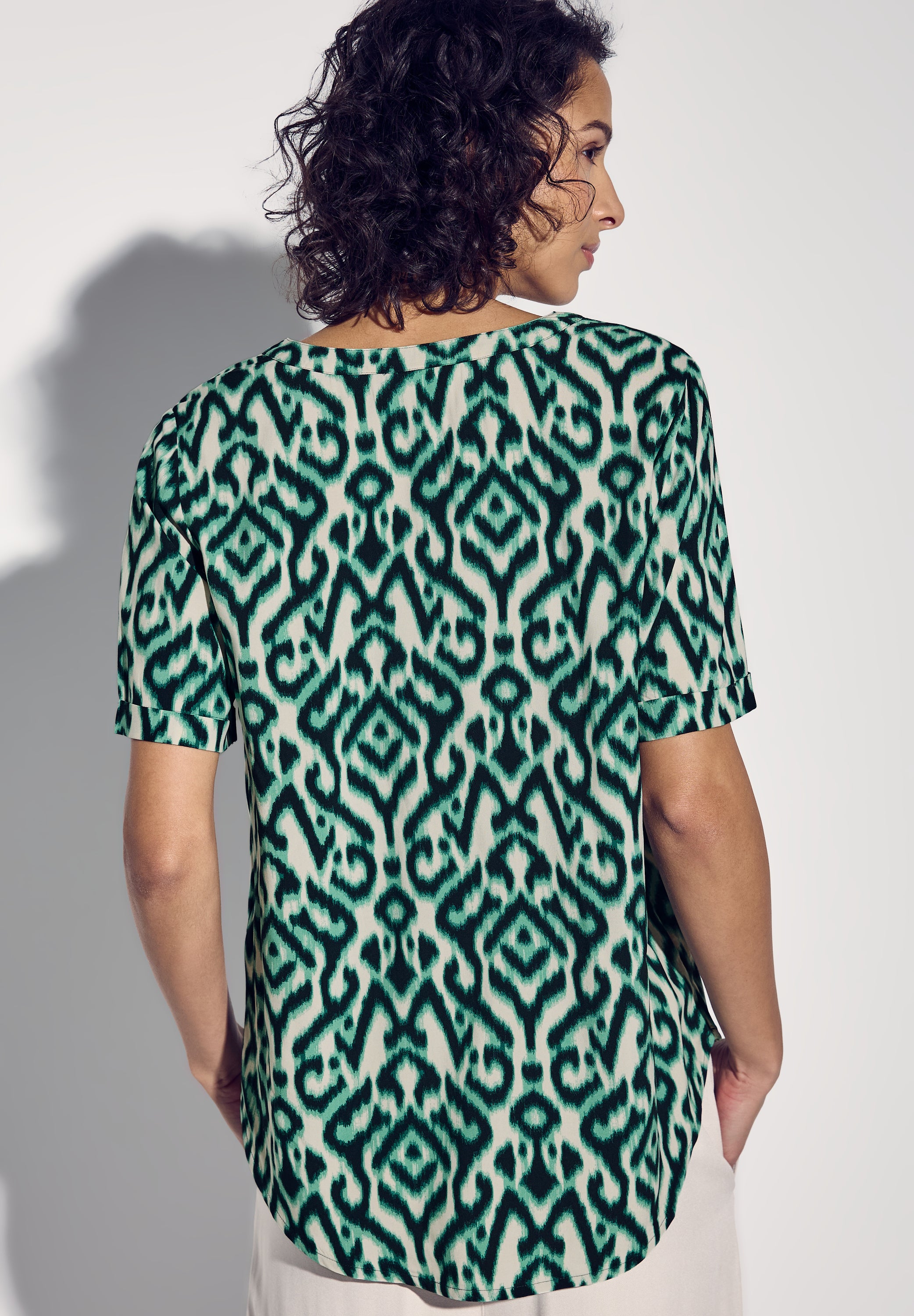 Street One Damenbluse mit grafischem Muster und geschlitztem Rundhalsausschnitt