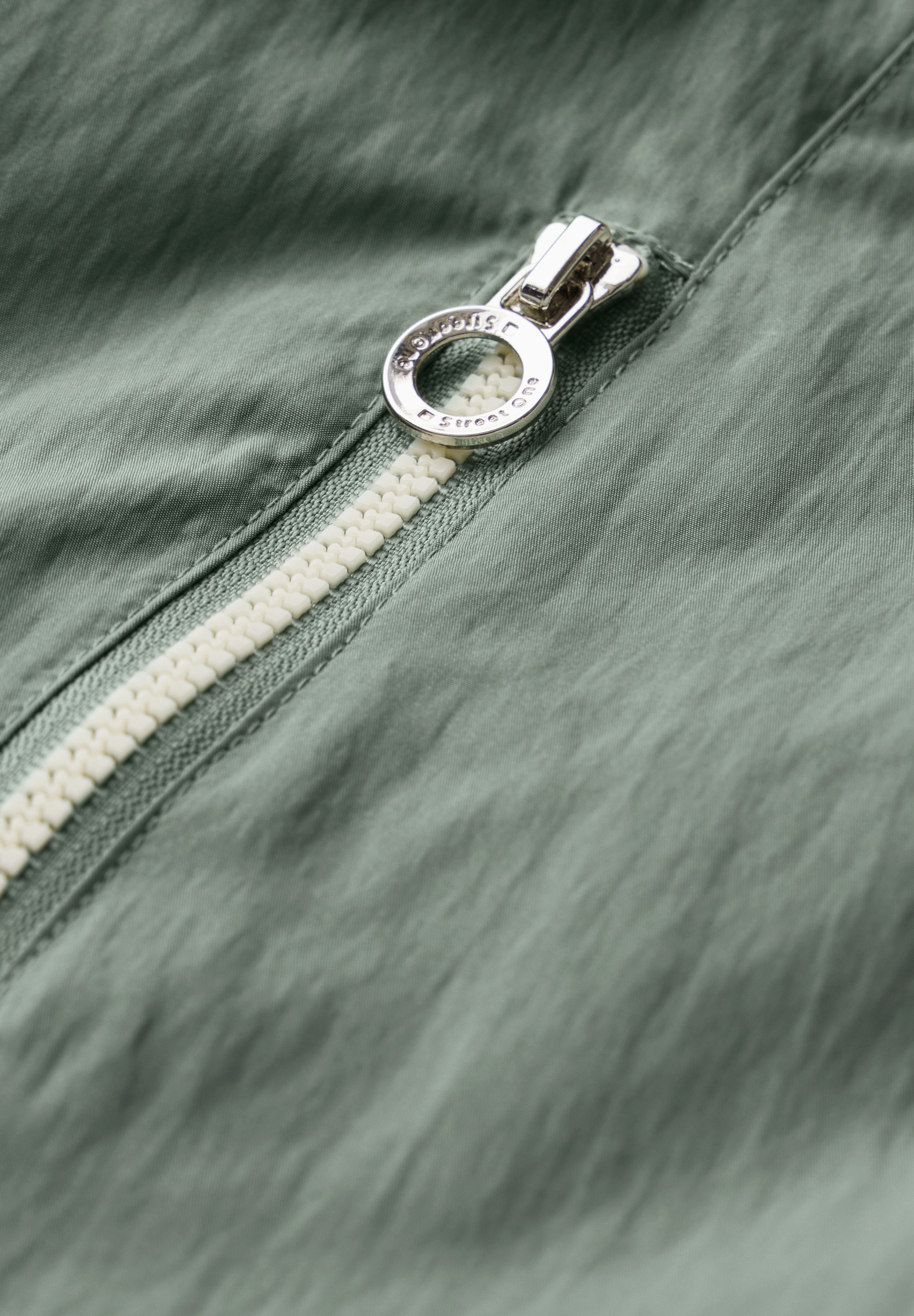 Moderner Windbreaker