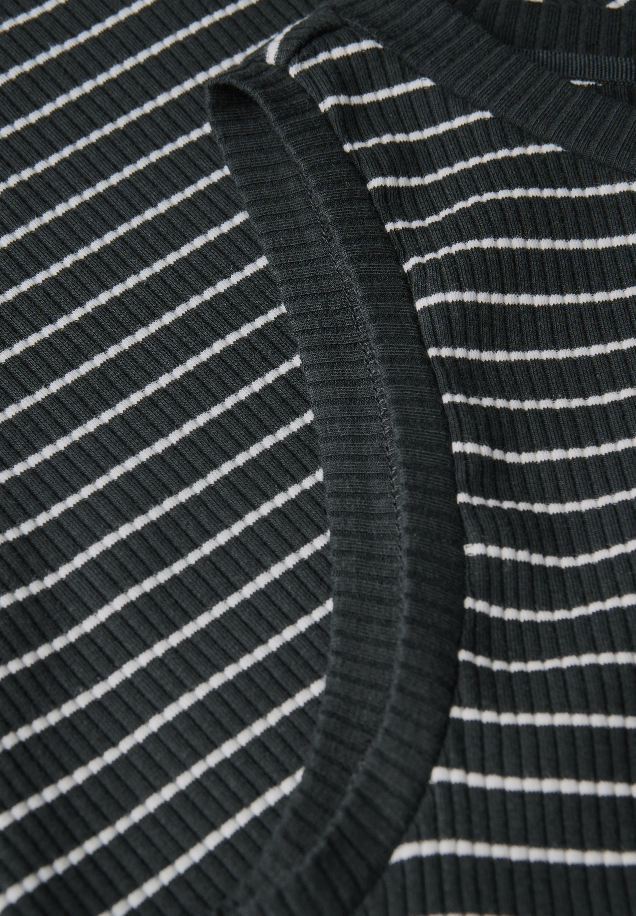 Top mit Rippstruktur