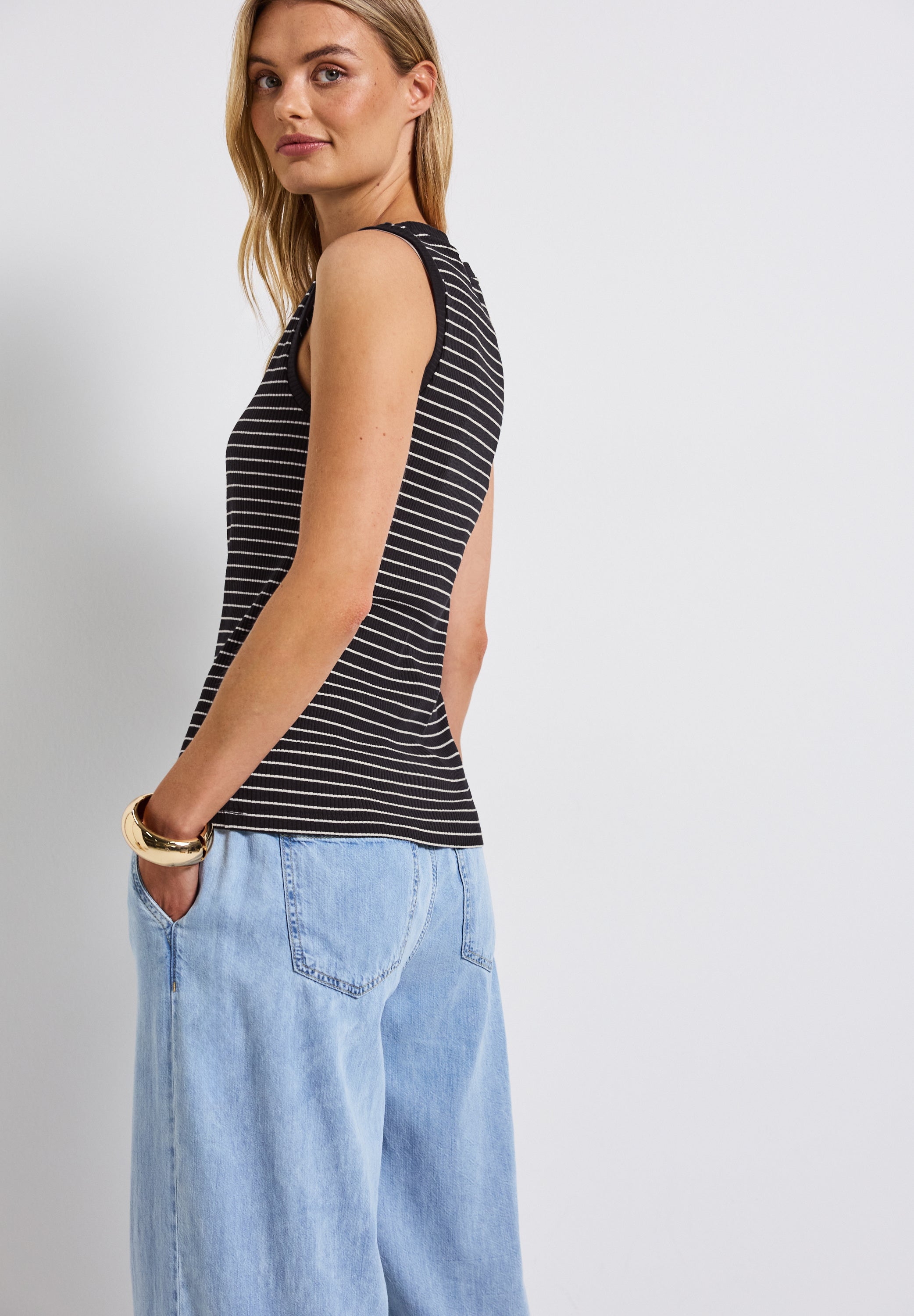 Top mit Rippstruktur