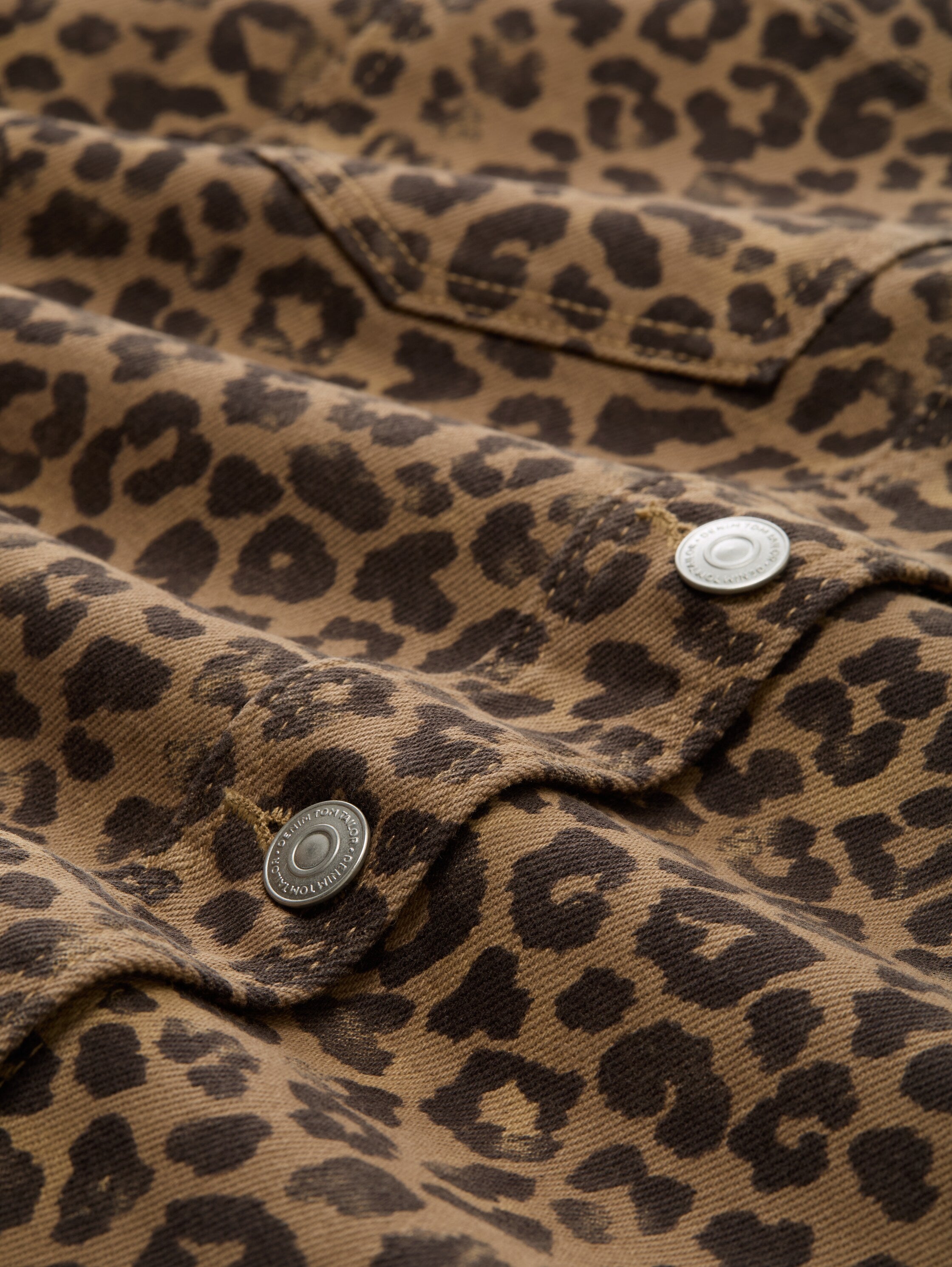 Tom Tailor Denim Jacke mit Leopardenmuster für Damen mit aufgesetzten Brusttaschen