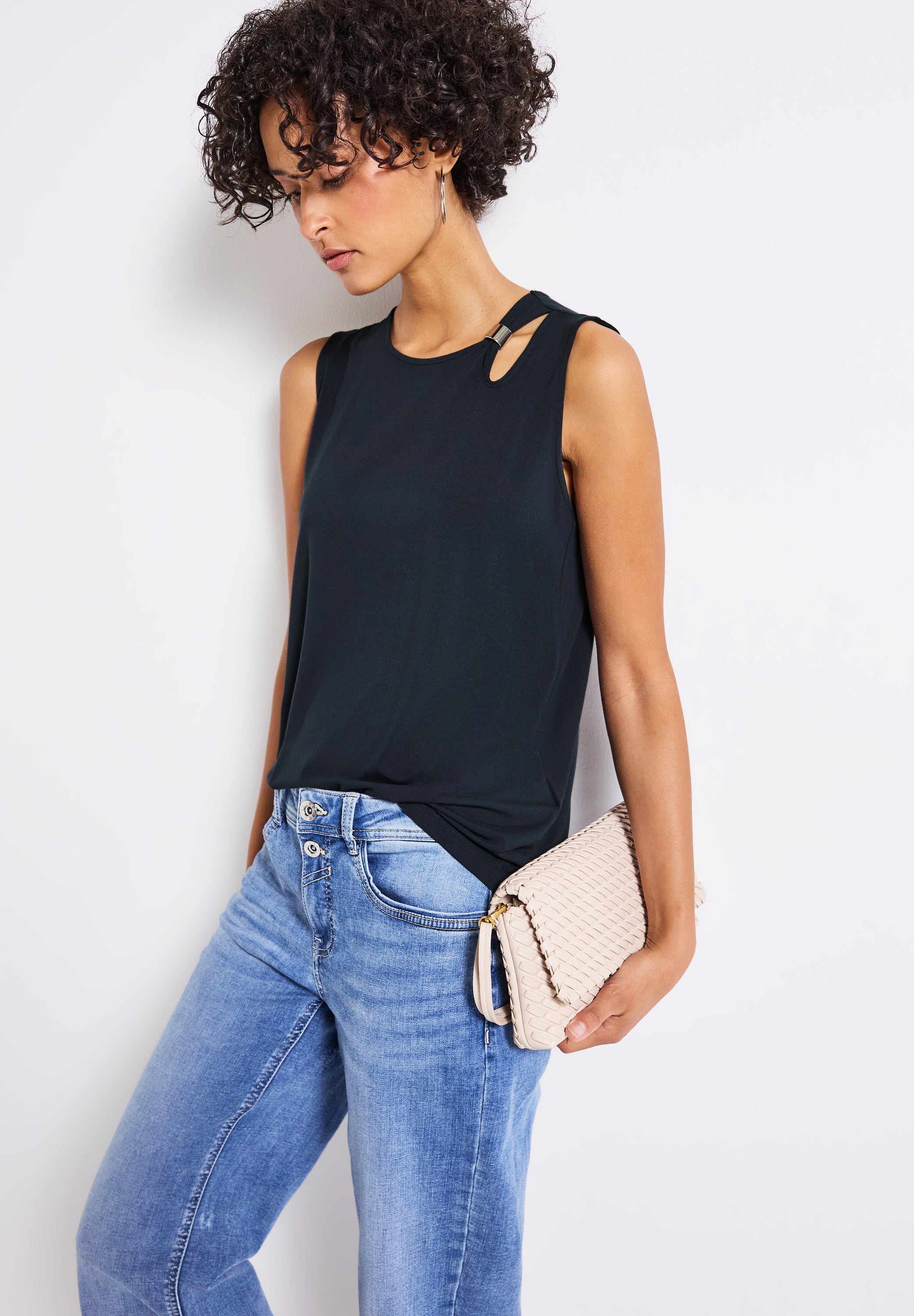 Top mit Cut-Out und Detail