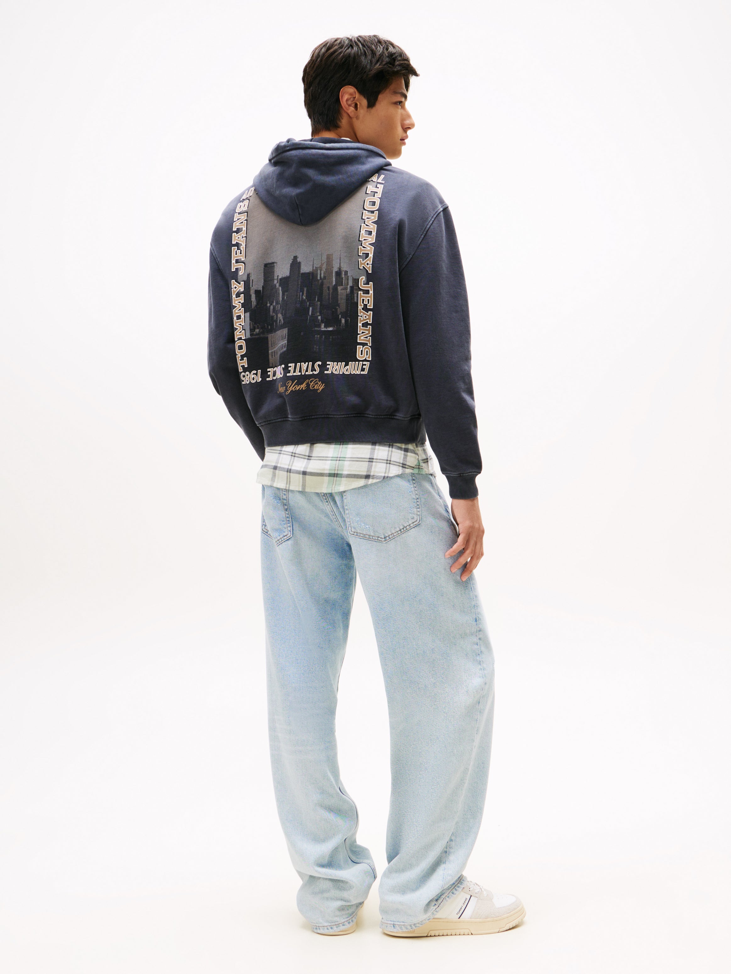 TJM 90S WSHD PHOTO CITY HOOD EXT