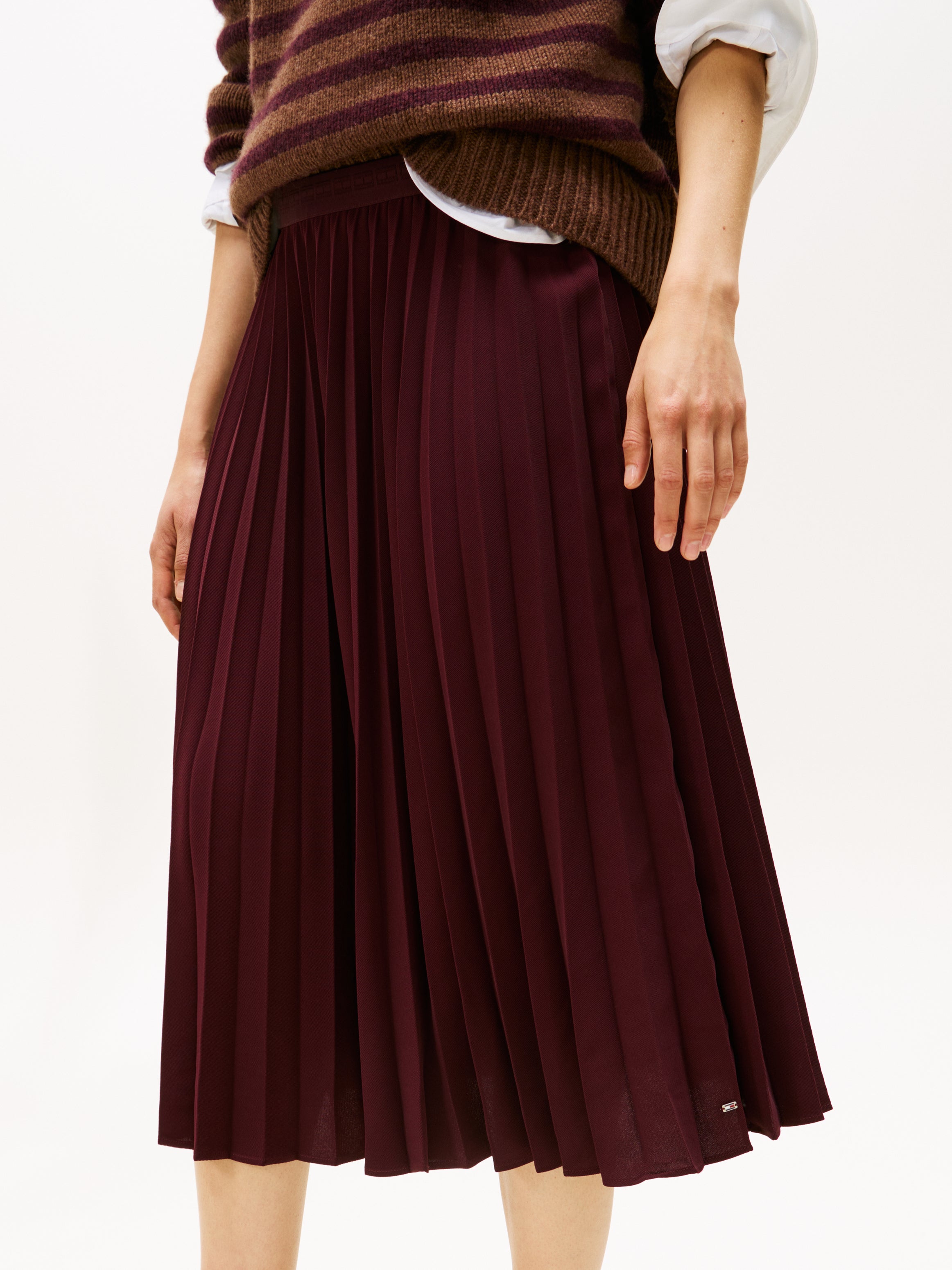 FLUID PLEATED PULL ON MIDI SKIRT