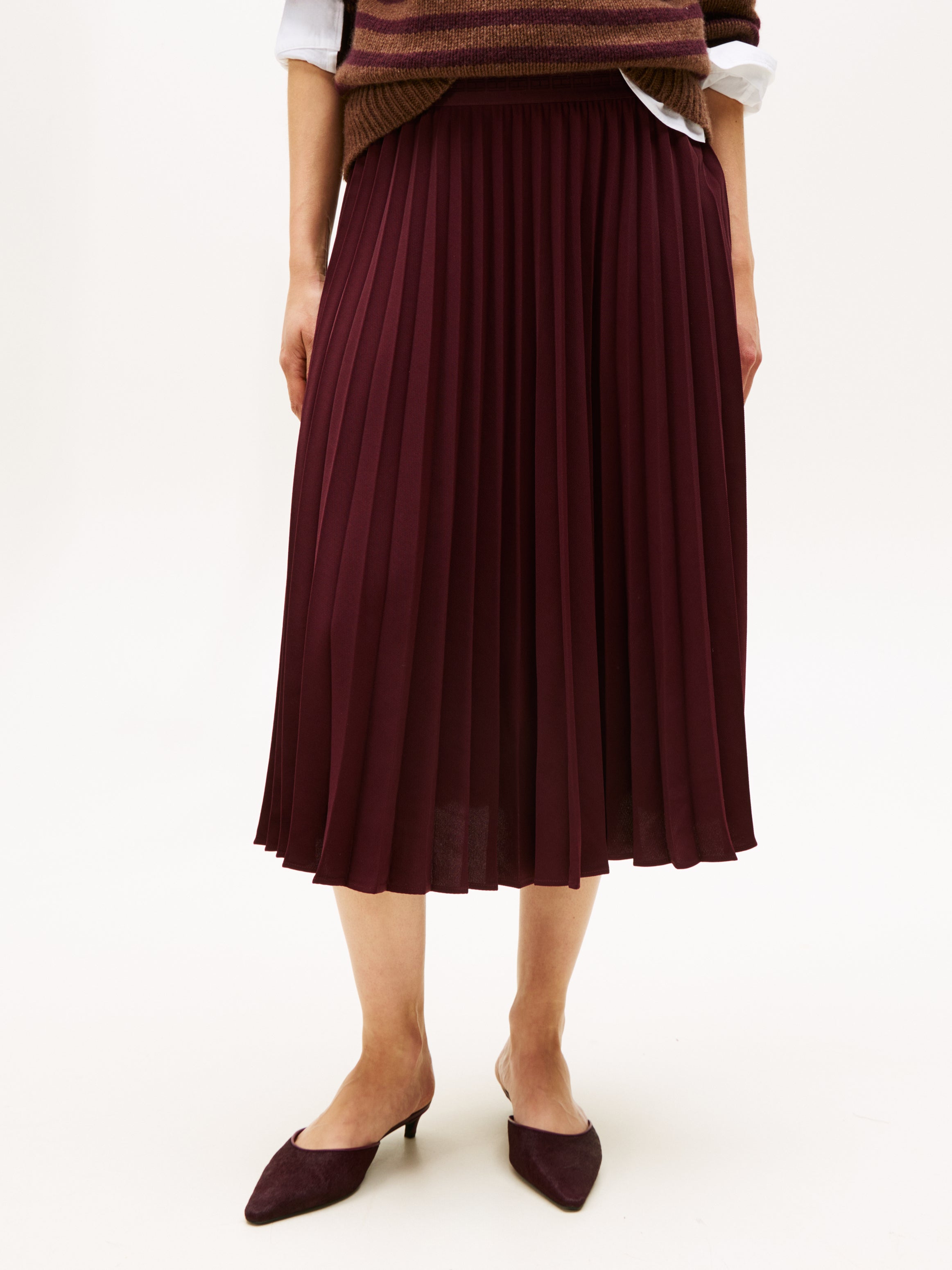 FLUID PLEATED PULL ON MIDI SKIRT