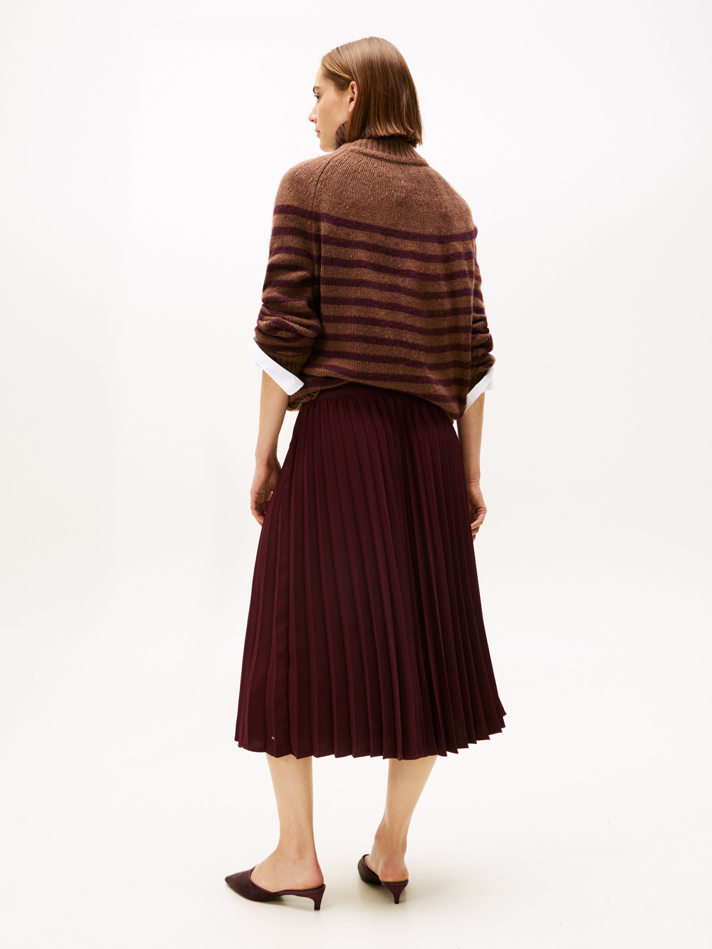 FLUID PLEATED PULL ON MIDI SKIRT