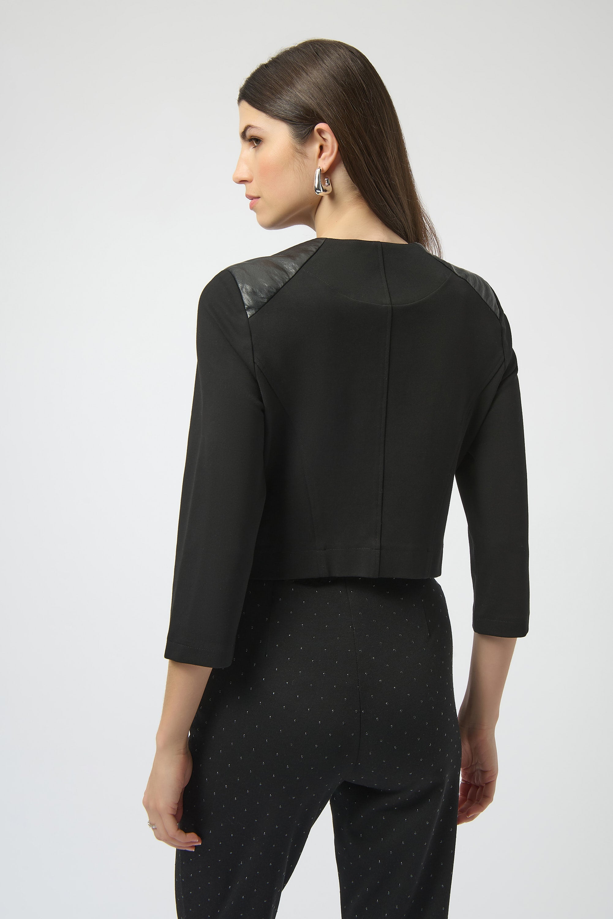 Figurbetonte Jacke aus schwerem Strick und Kunstleder