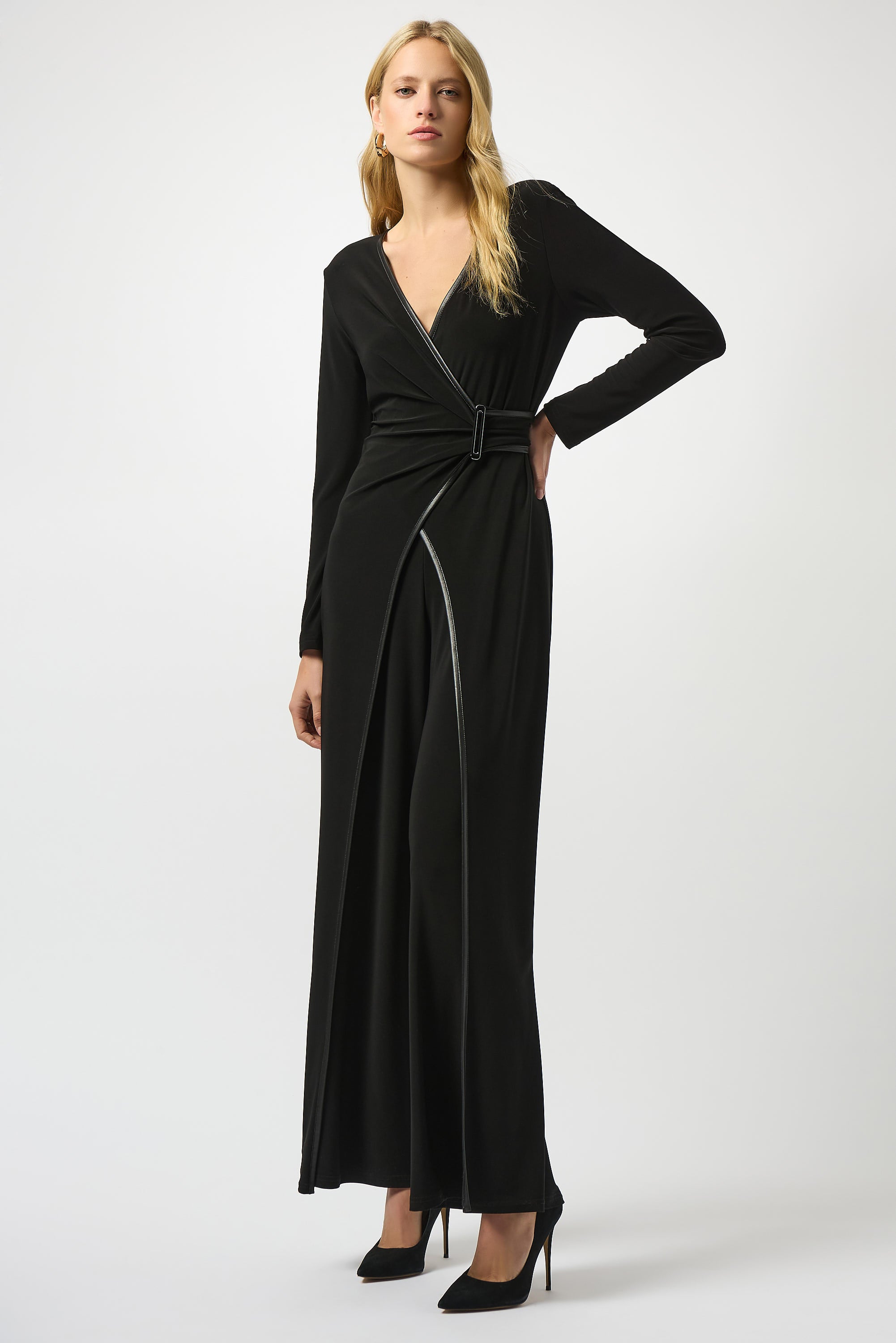 Jumpsuit mit weitem Hosenbein aus feinem Jersey und Kunstleder