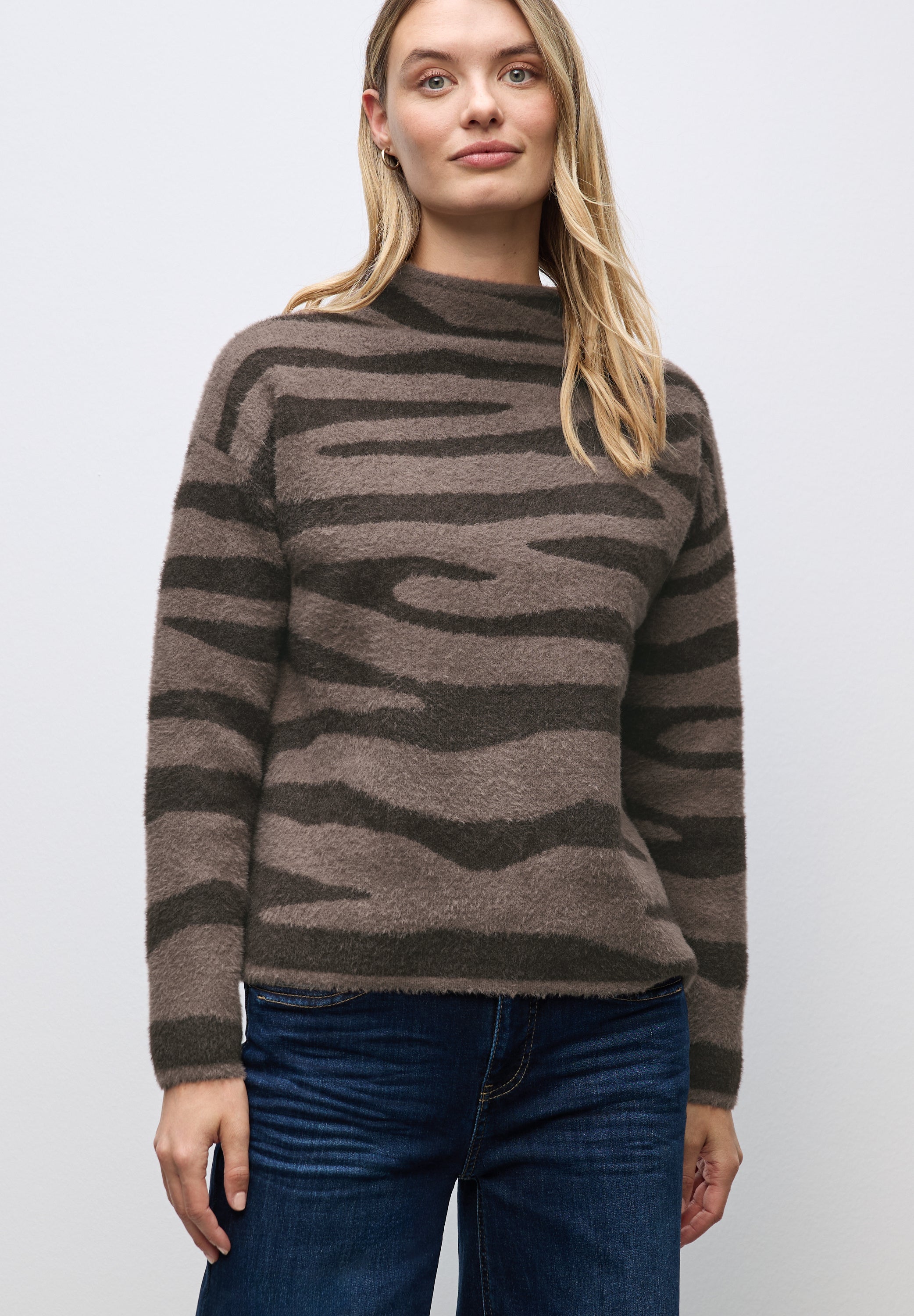 Street One Damen Jacquard Sweater Turtleneck Animal Print Kuschelig