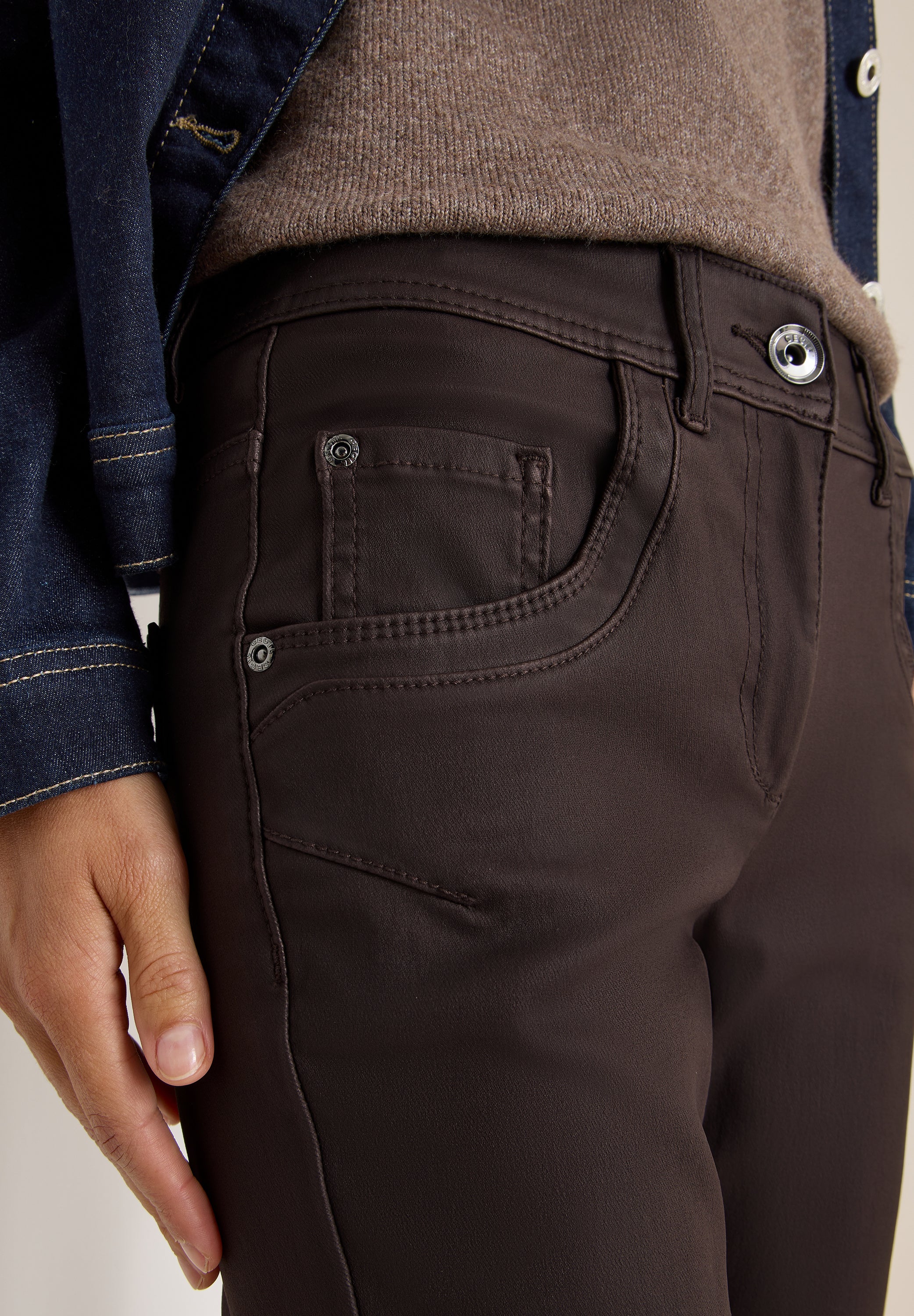 CECIL Damen Beschichtete Hose Slim Fit Mid Waist Slim Legs 5-Pocket