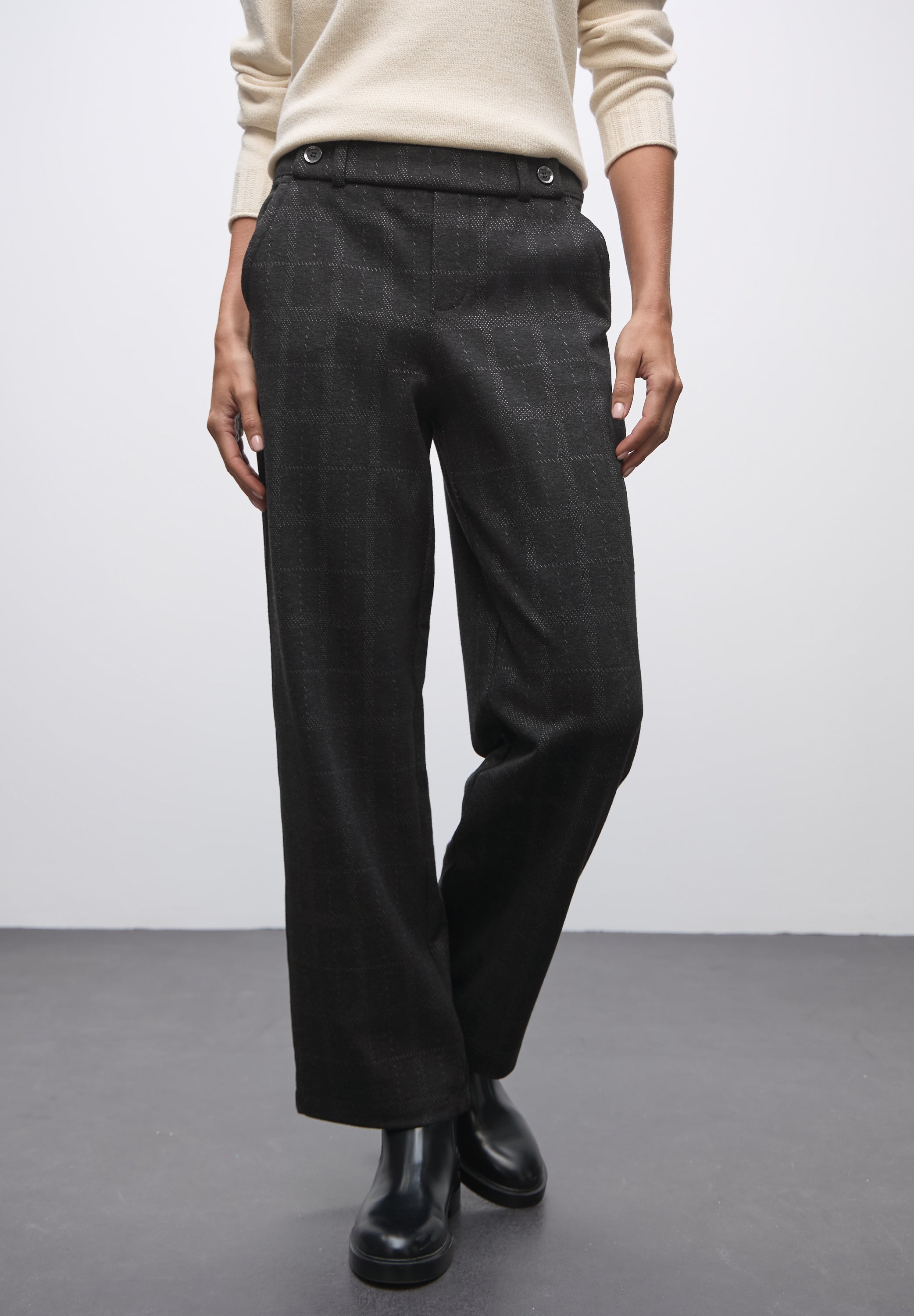 Street One Damen Hose Casual Fit High Waist Straight Legs Knopfdetail Seitliche Taschen