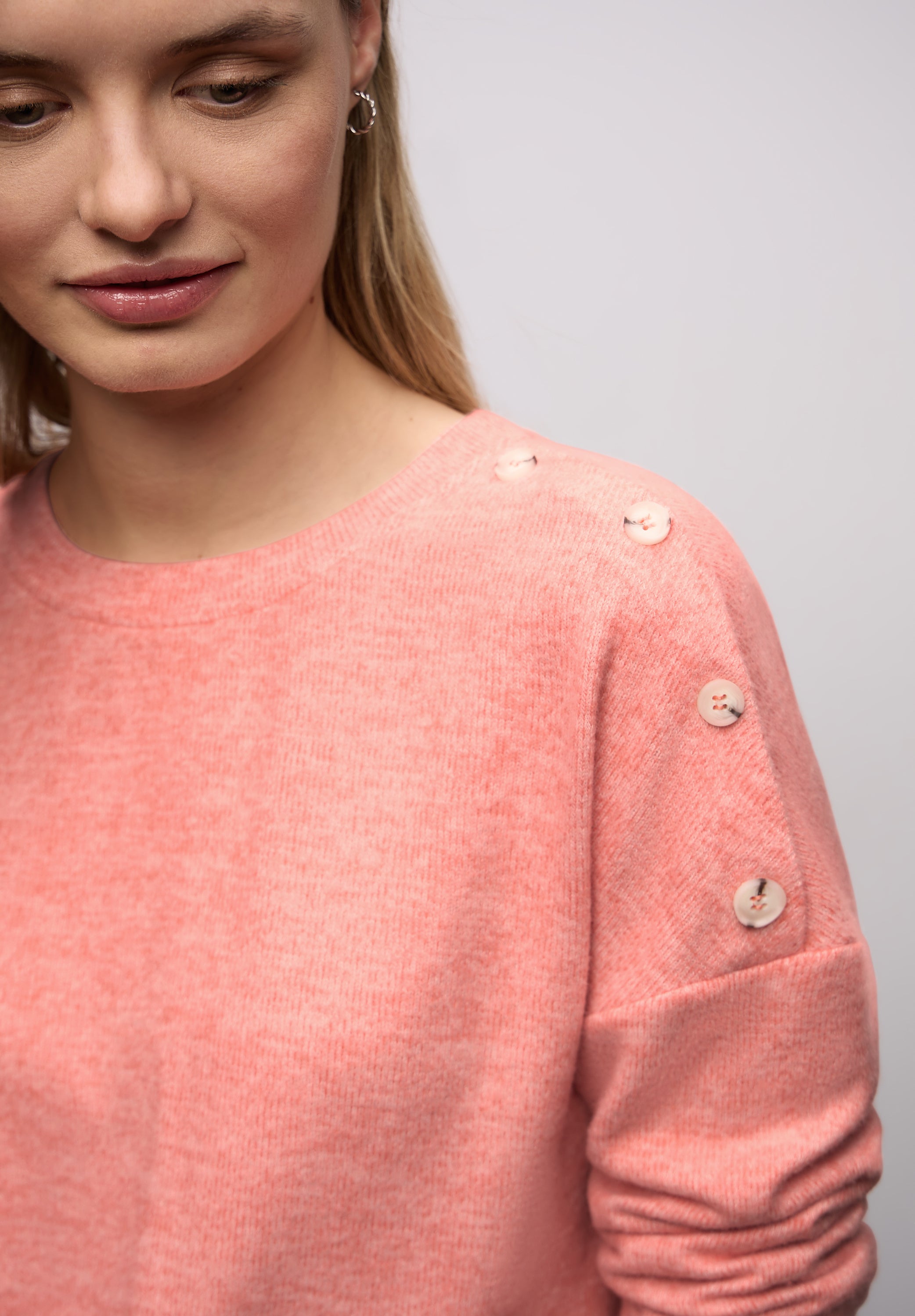 Street One Damen Shirt Melange Look Knopfdetail Rundhalsausschnitt