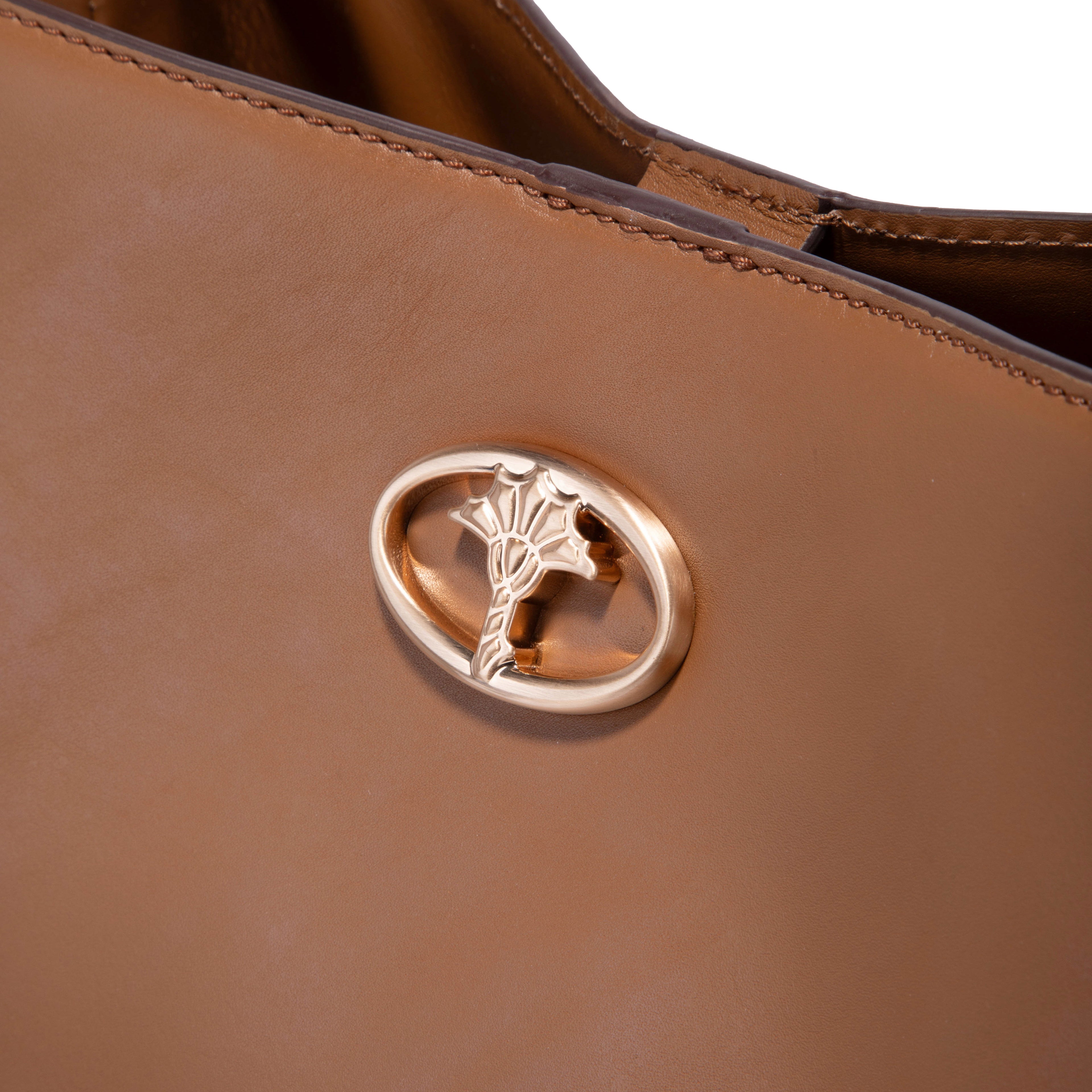 M?ller Damen Handtasche mit Nieten und Branding