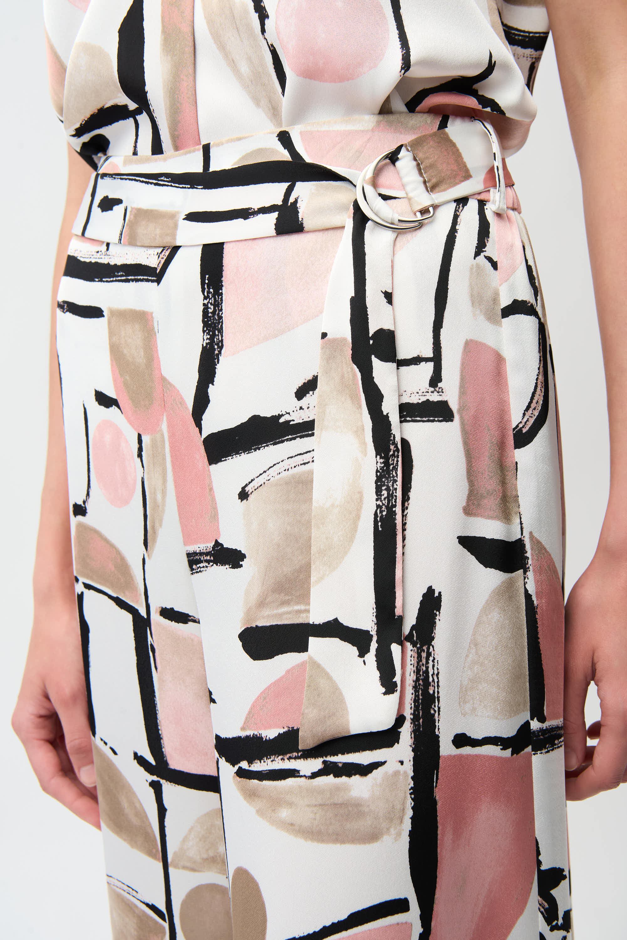 Schlupfhose mit weitem Bein und abstraktem Muster aus recyceltem Satin