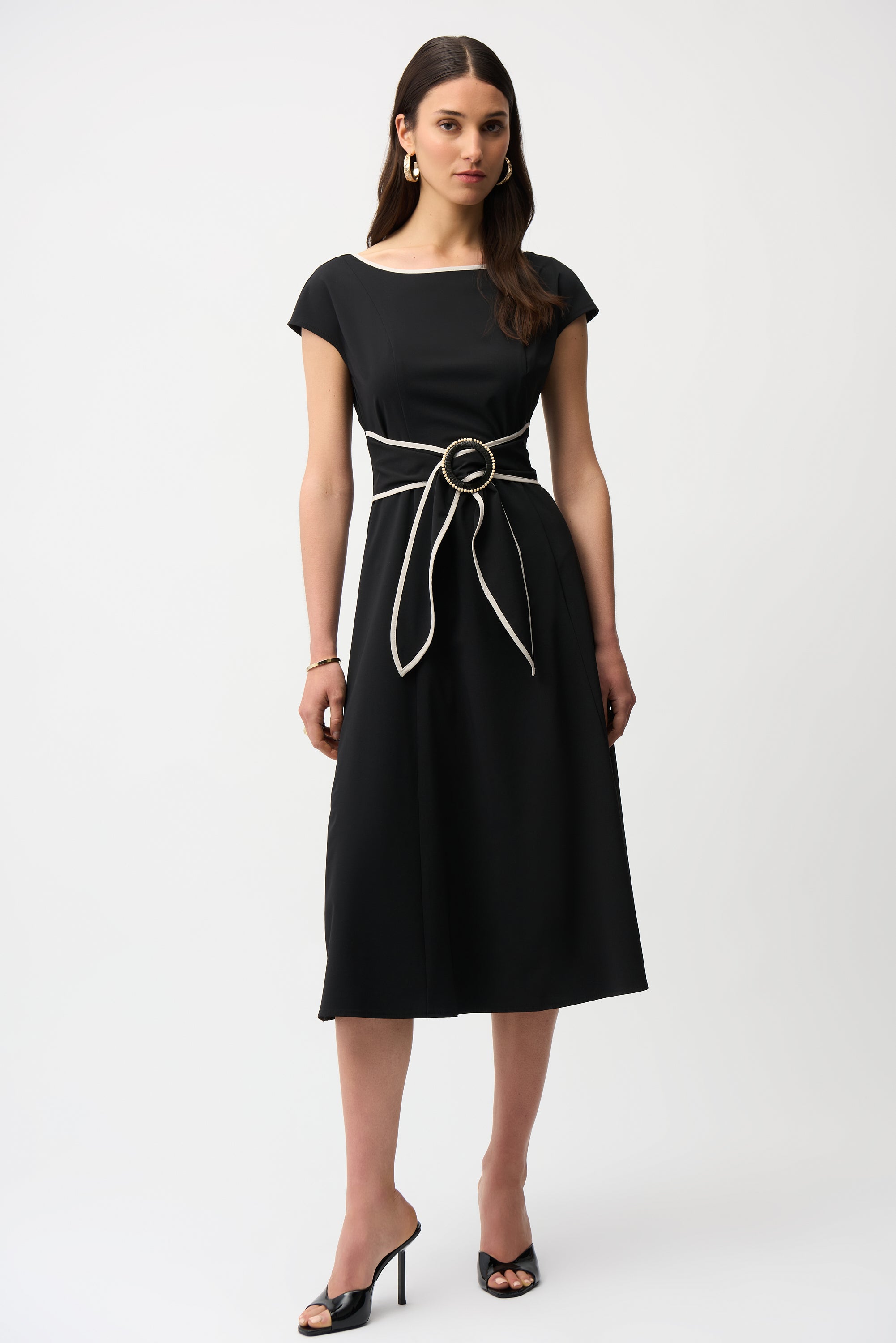 Ausgestelltes Kleid aus Stretchgewebe im Color-Blocking-Stil mit Schärpe