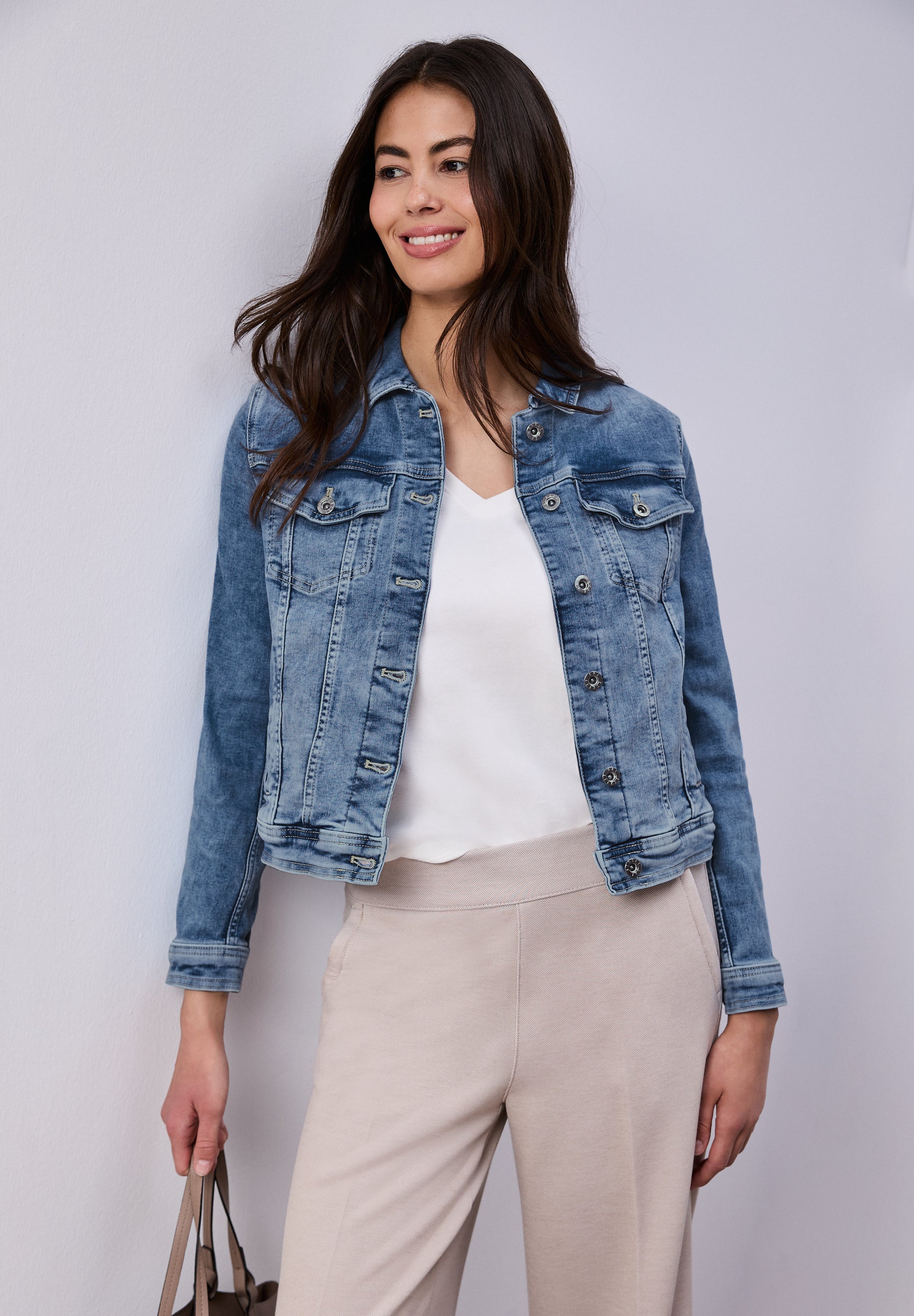 Jeansjacke mit Brusttaschen und Knöpfen