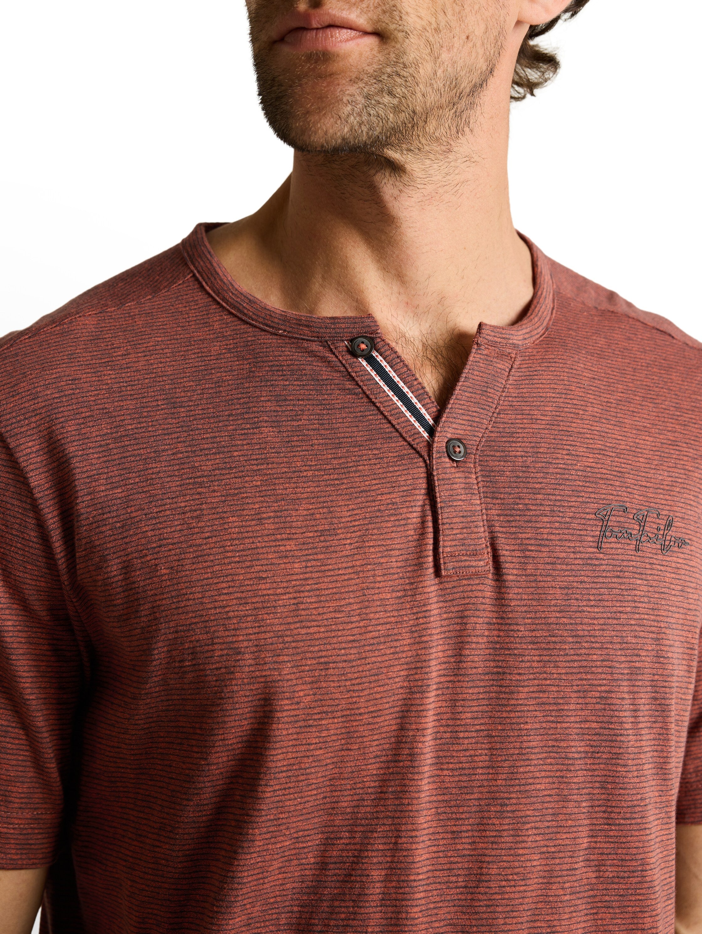 Henley T-Shirt mit feinem Streifenmuster