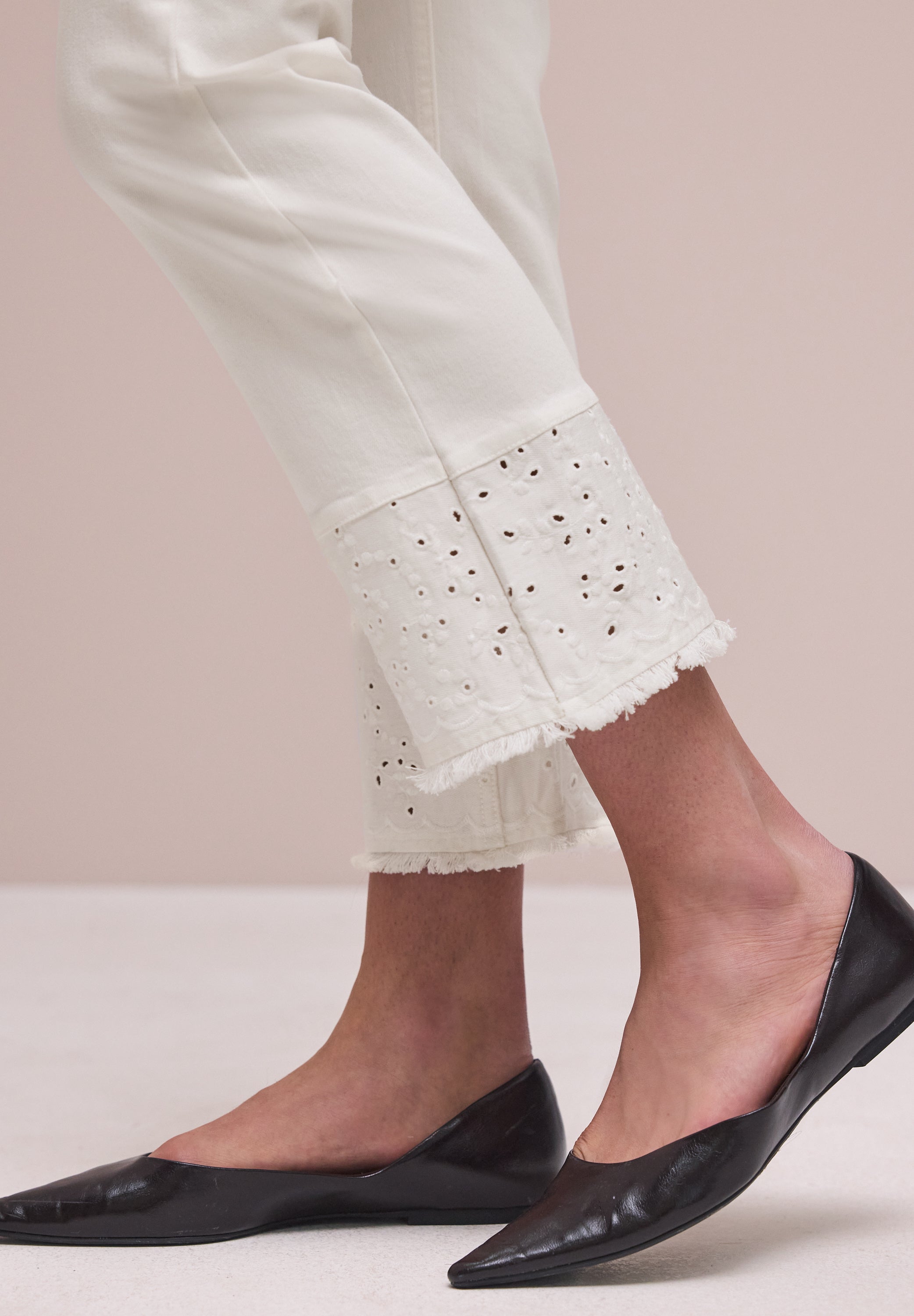 Flared Leg Jeans mit Ziersaum