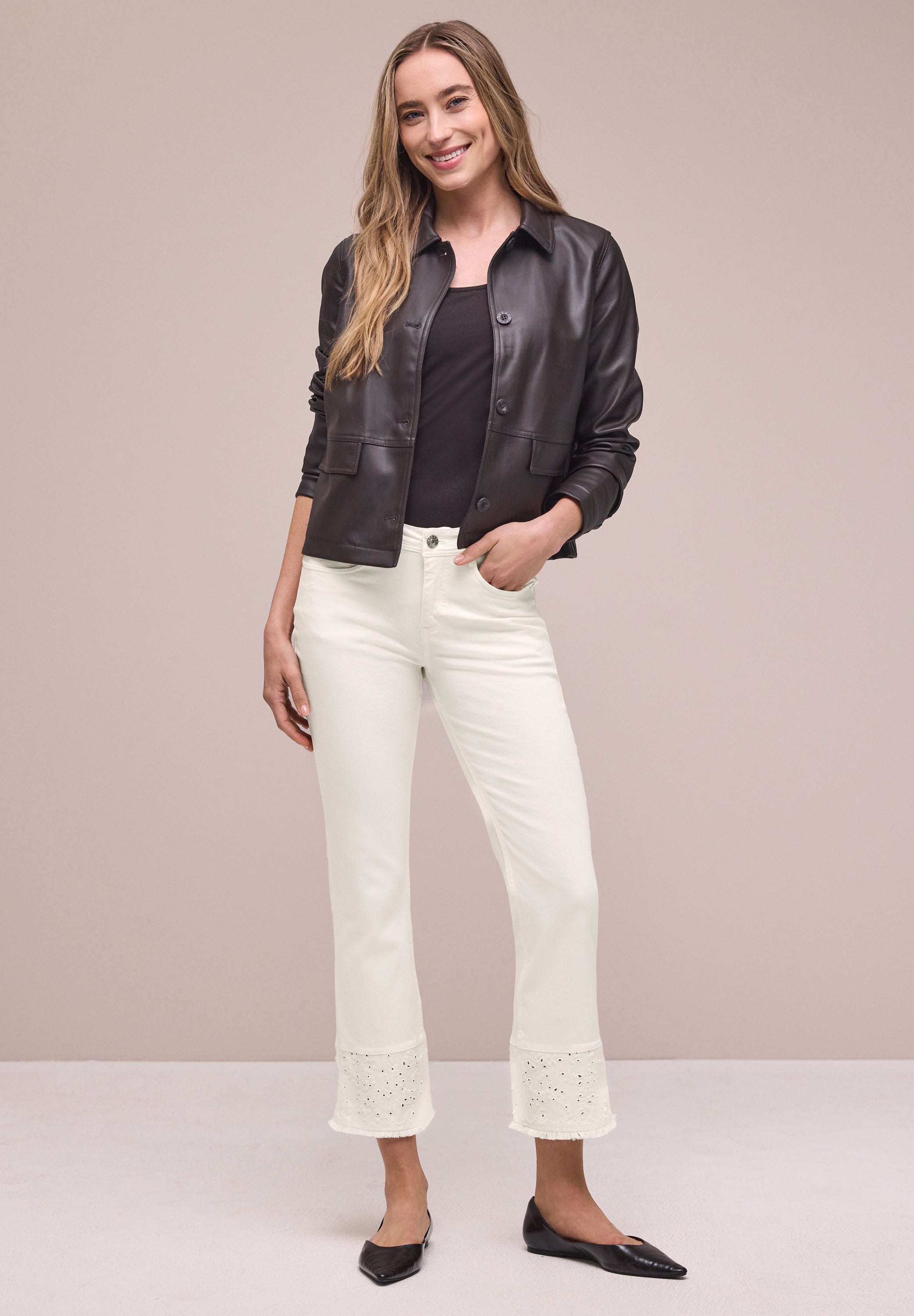 Flared Leg Jeans mit Ziersaum