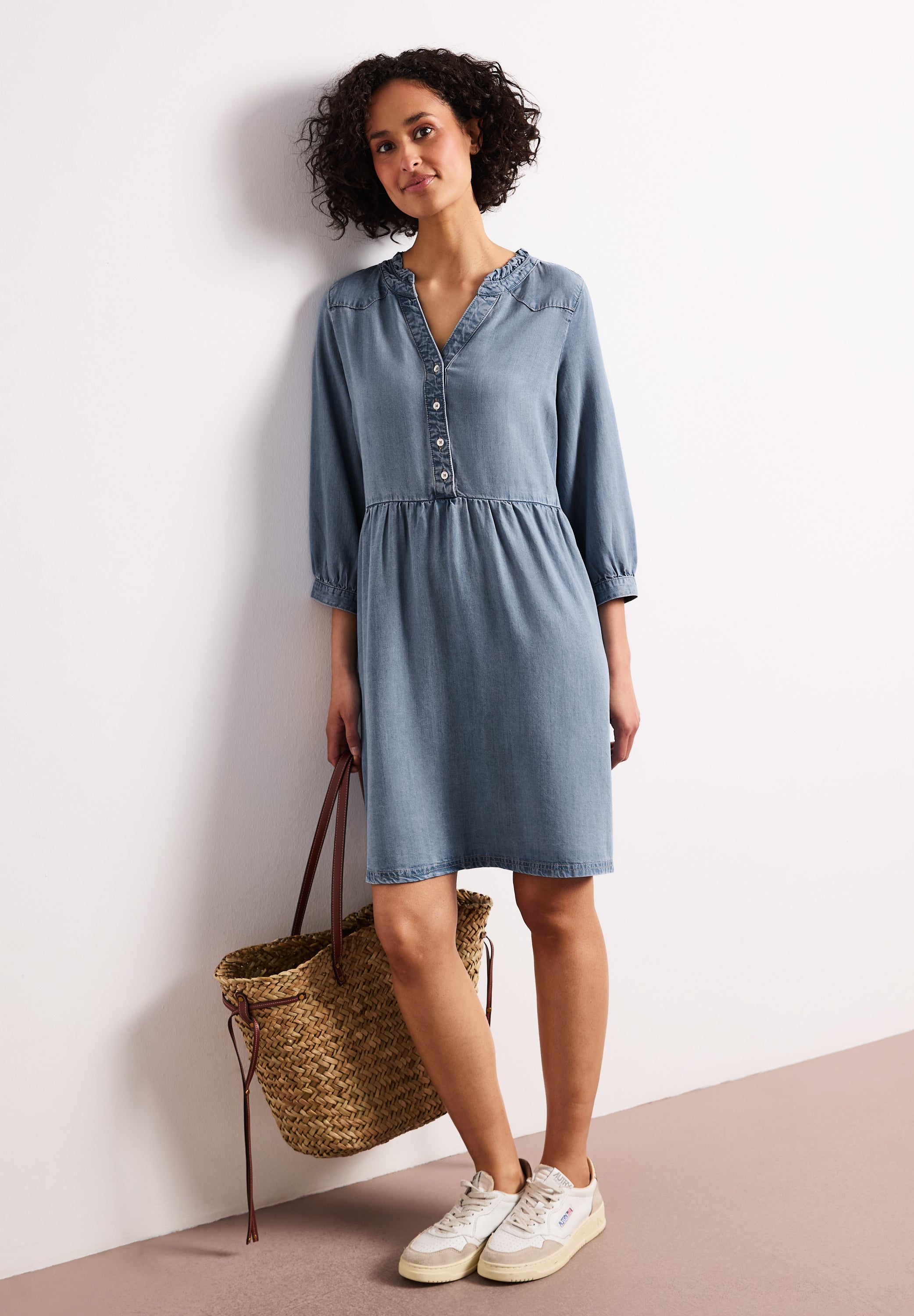 Knielanges Kleid mit Rüschen im Denim-Look