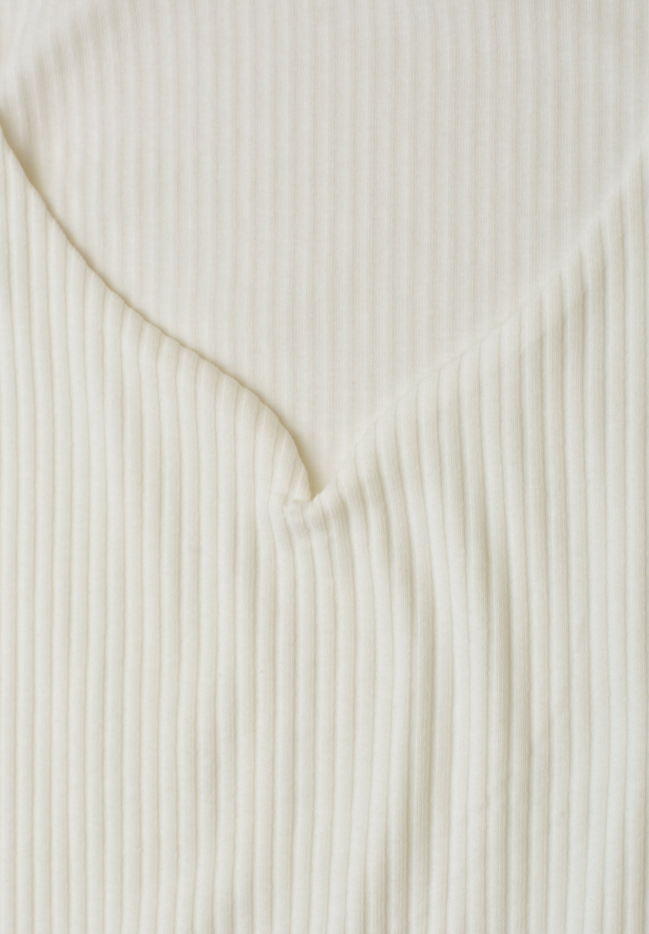 Basic Top mit Herzausschnitt
