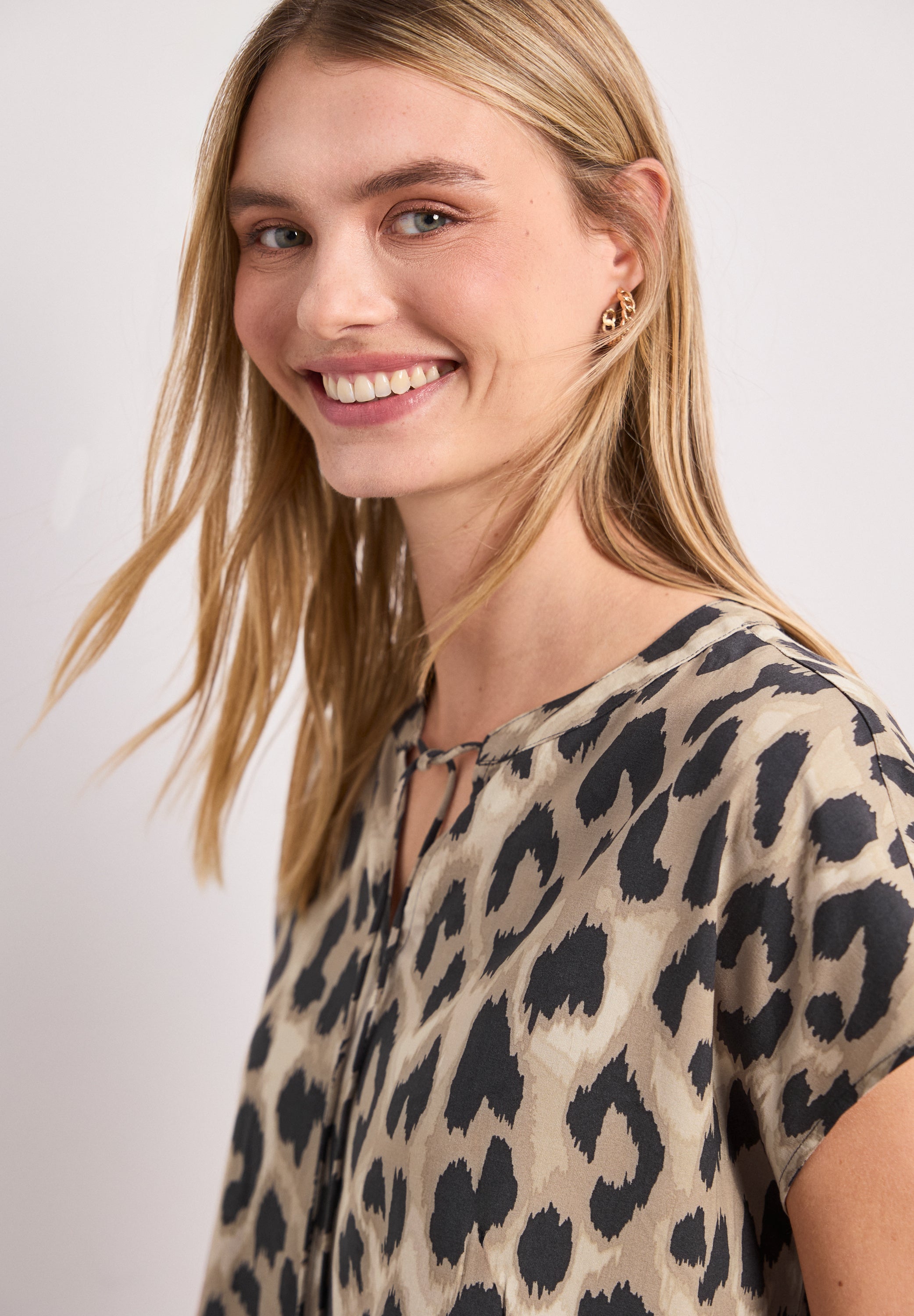 Blusenshirt mit Split Neck und Smokdetail