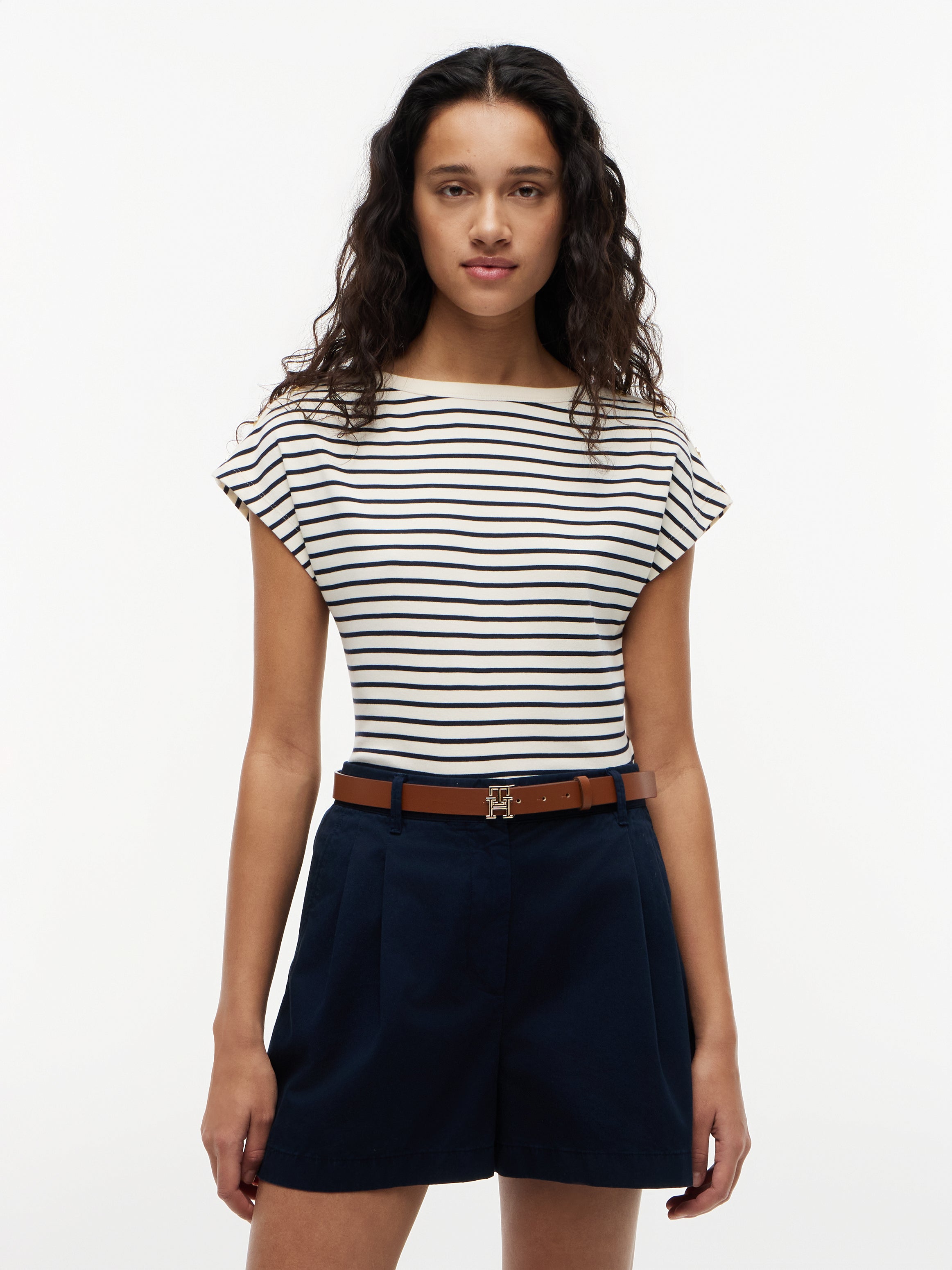GOLD BTN CAP-SLV BOAT-NK TEE