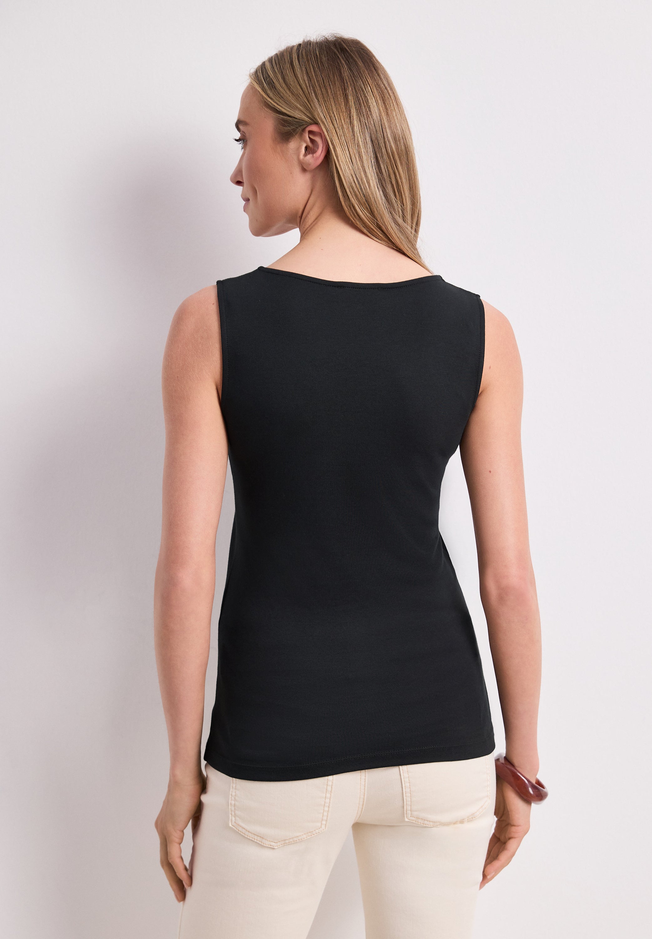 Basic Top mit Herzausschnitt