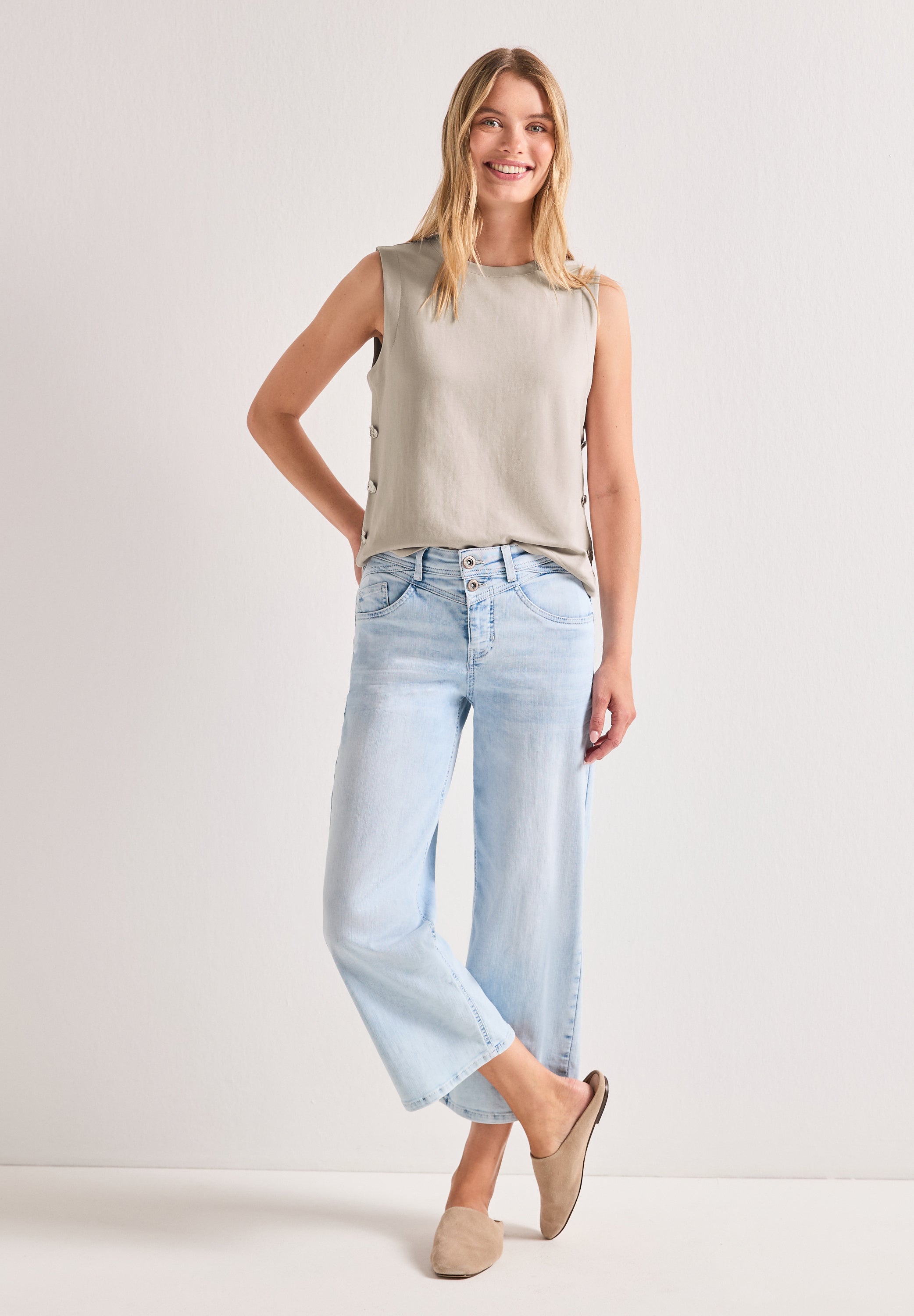 Top mit seitlichen Knopfdetails