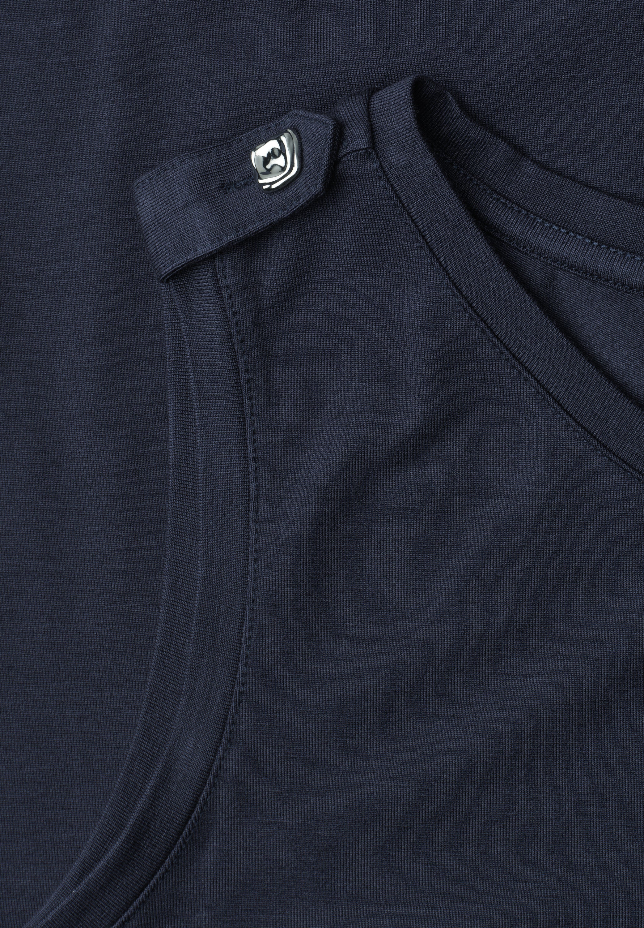 Knielanges Kleid mit Rundhals und Knopfdetail