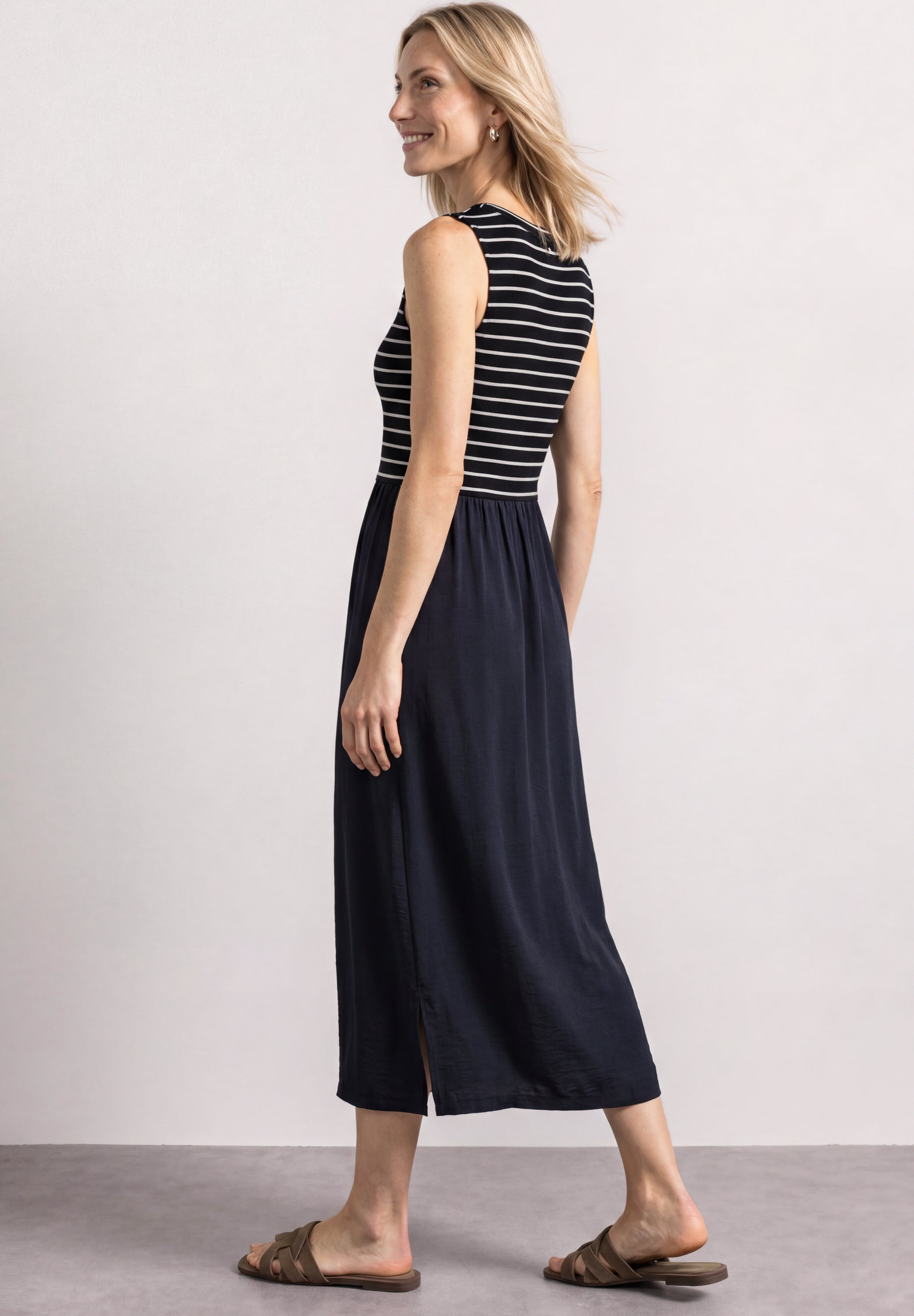 Midikleid mit Strukturmix und Knopfdetail