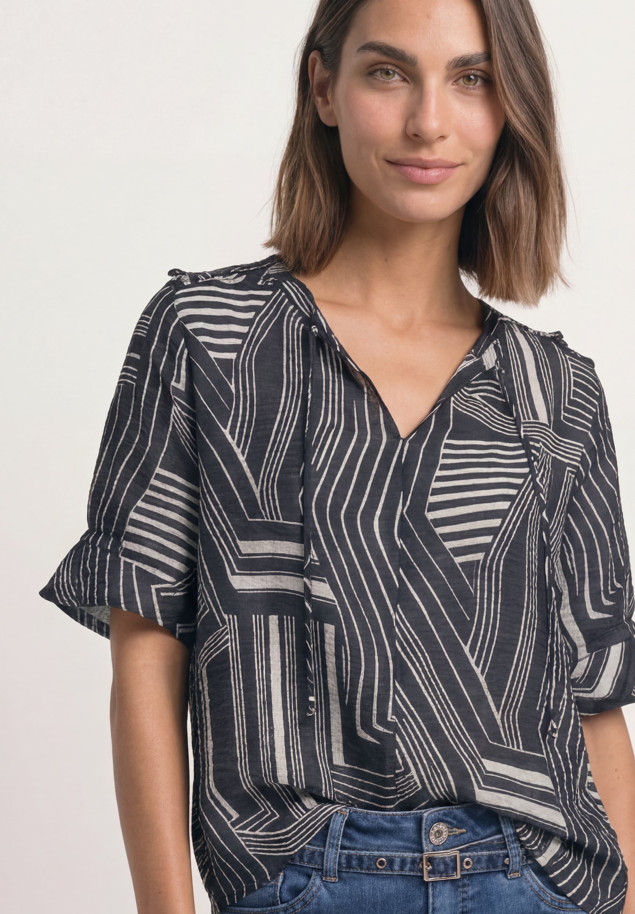 Kurzarm Bluse mit Split Neck und Print