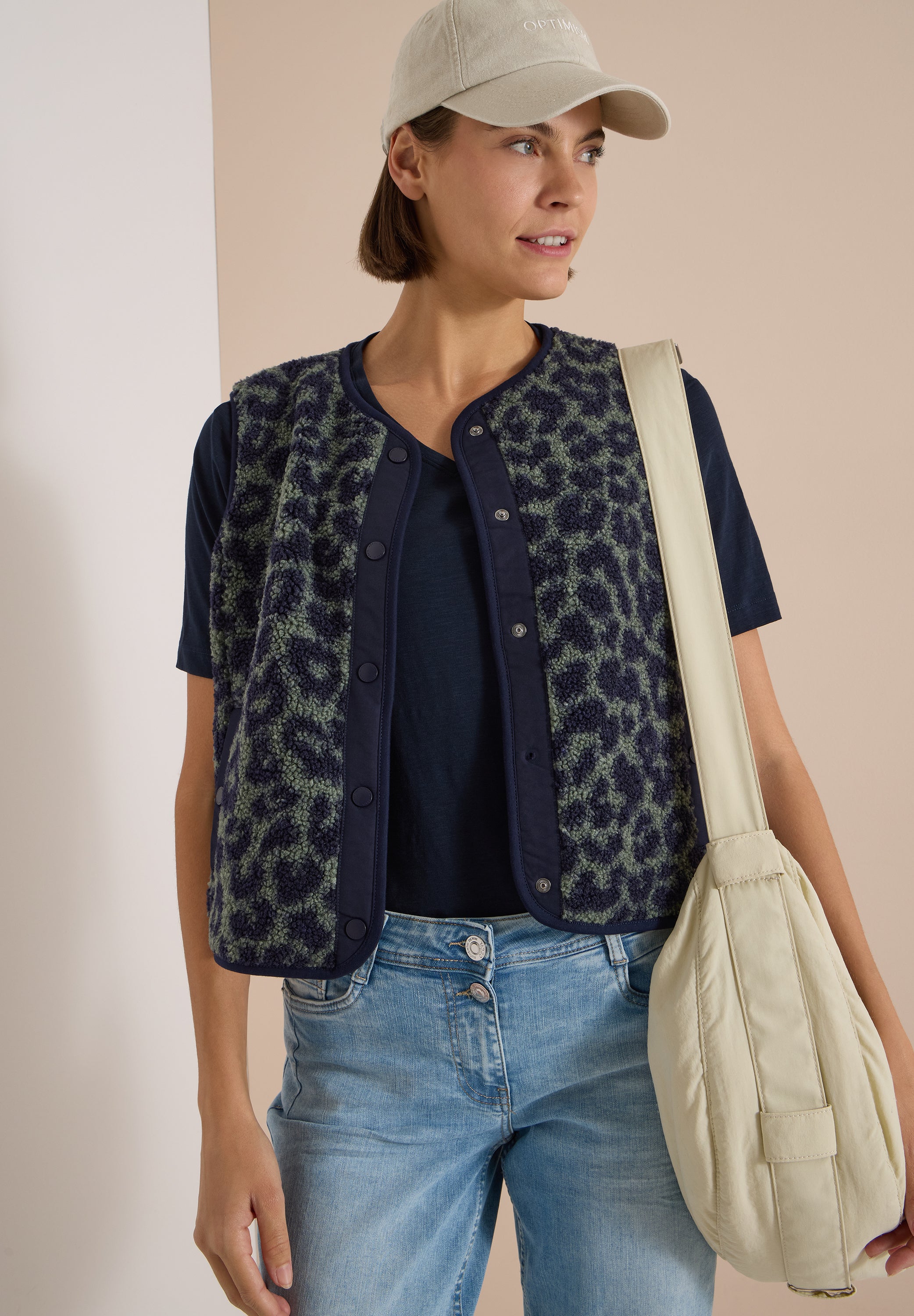 Teddy-Weste mit Softshelldetails und Leo-Muster