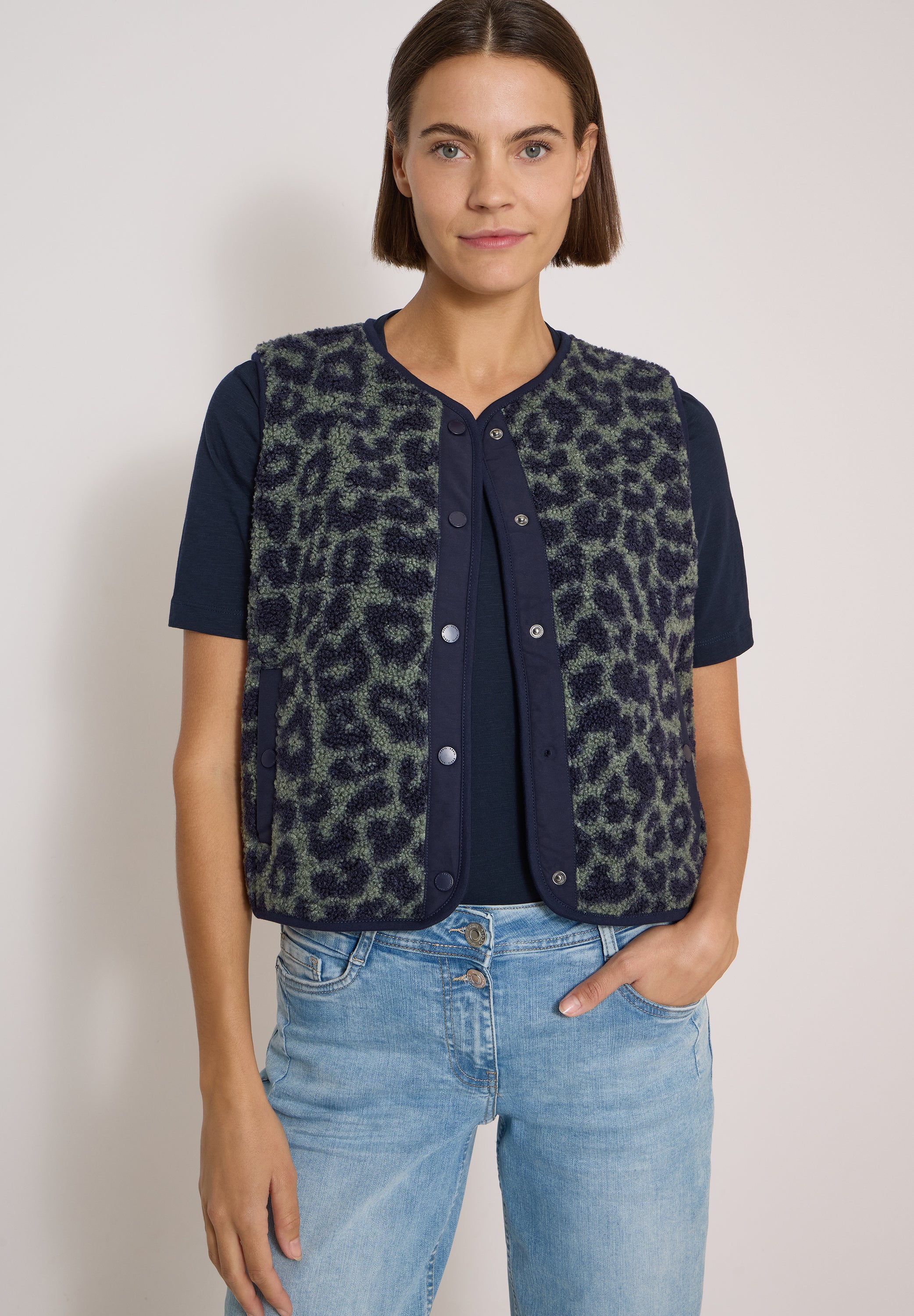 Teddy-Weste mit Softshelldetails und Leo-Muster
