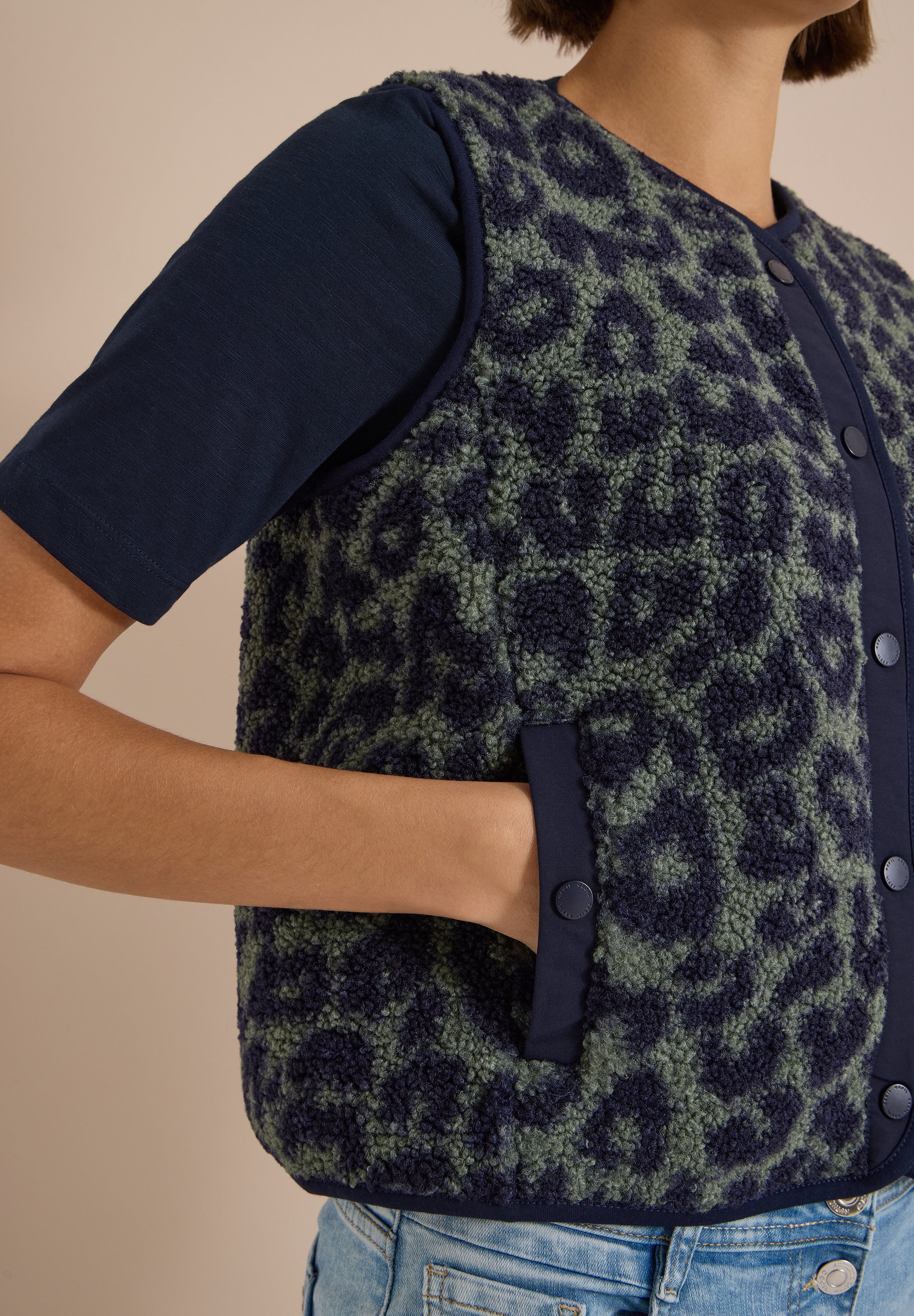 Teddy-Weste mit Softshelldetails und Leo-Muster