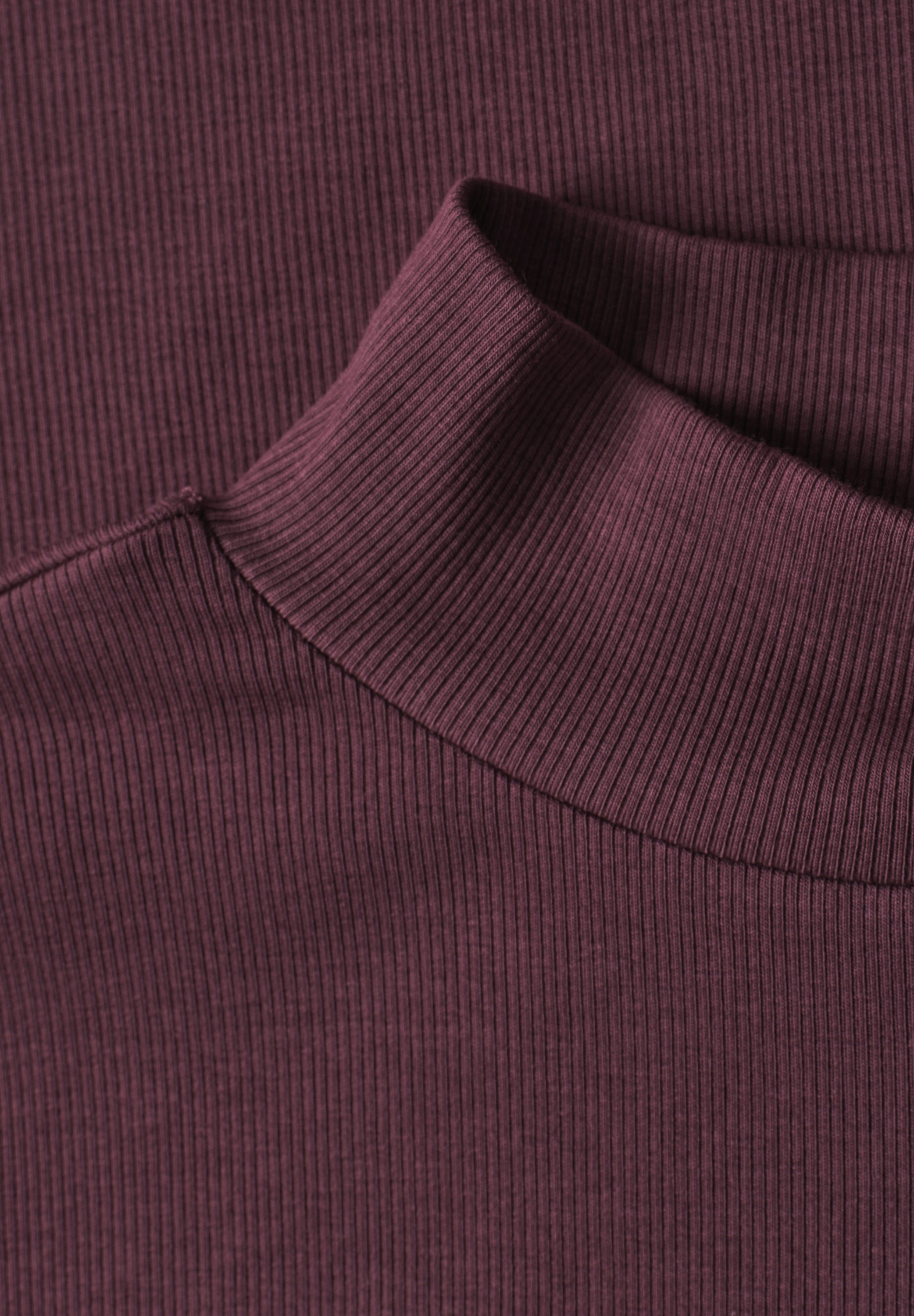 T-Shirt mit Turtle Neck in Rippstruktur