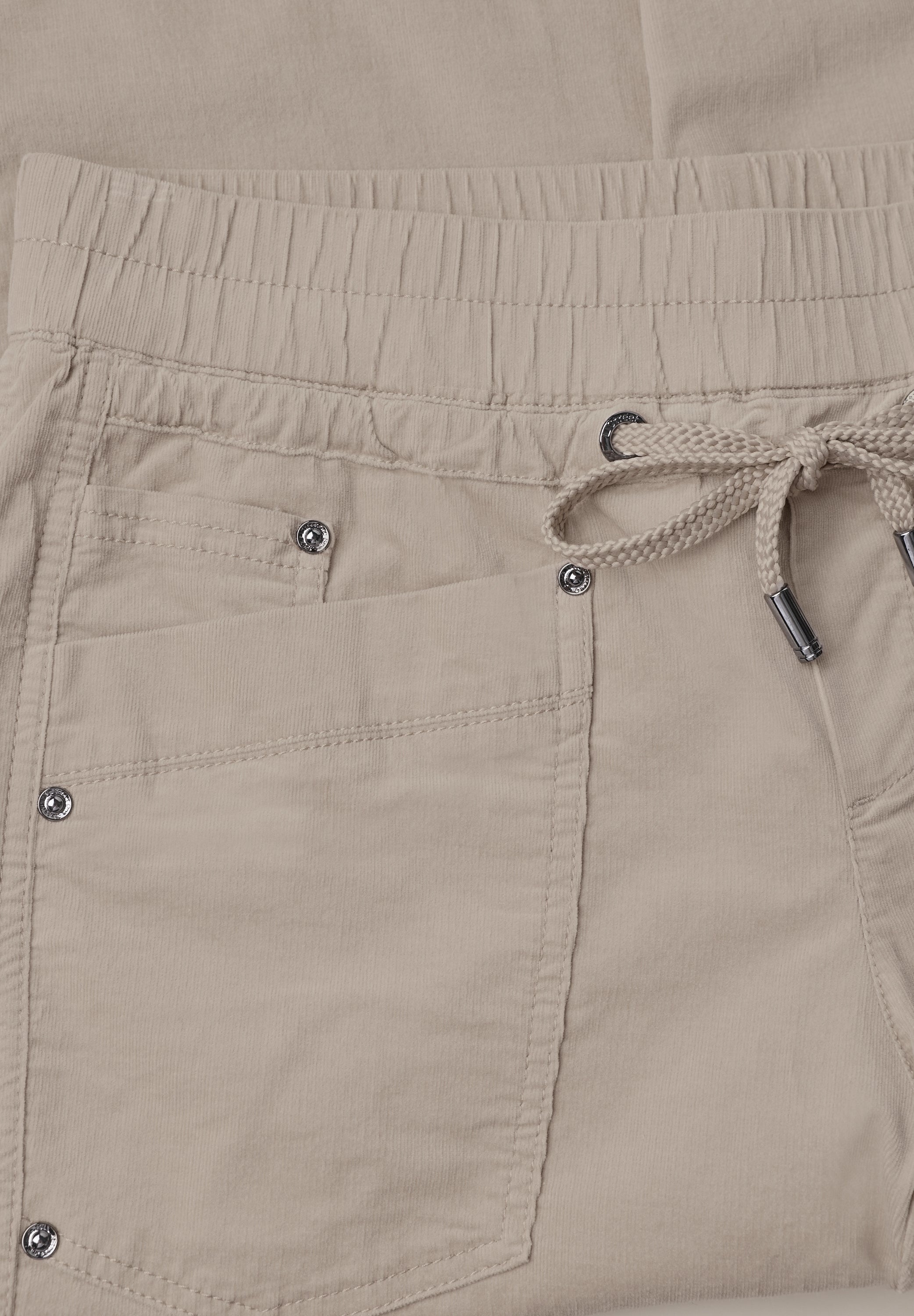 Slim Leg Cordhose im Loose Fit