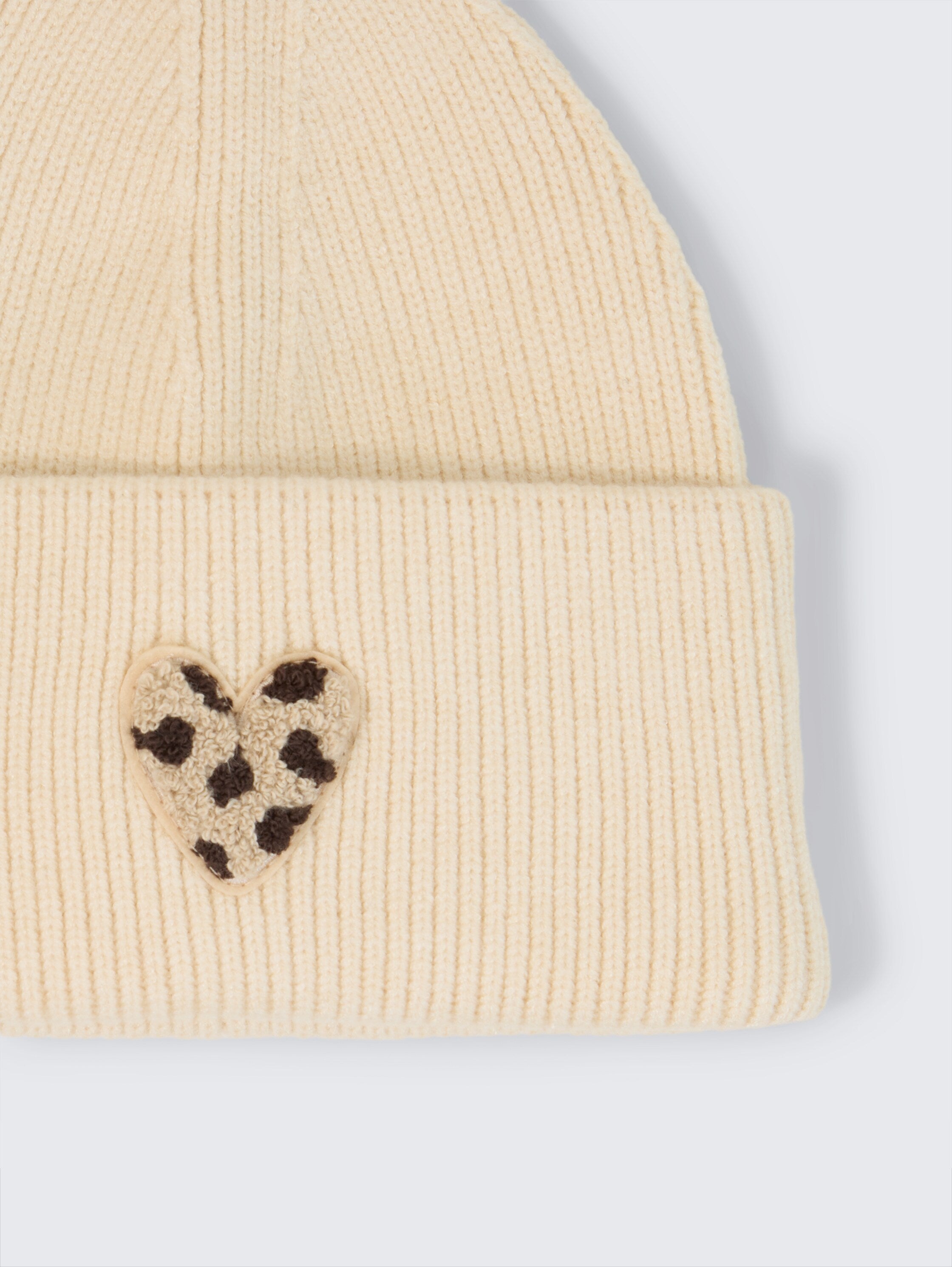 Beanie Mütze mit Badge