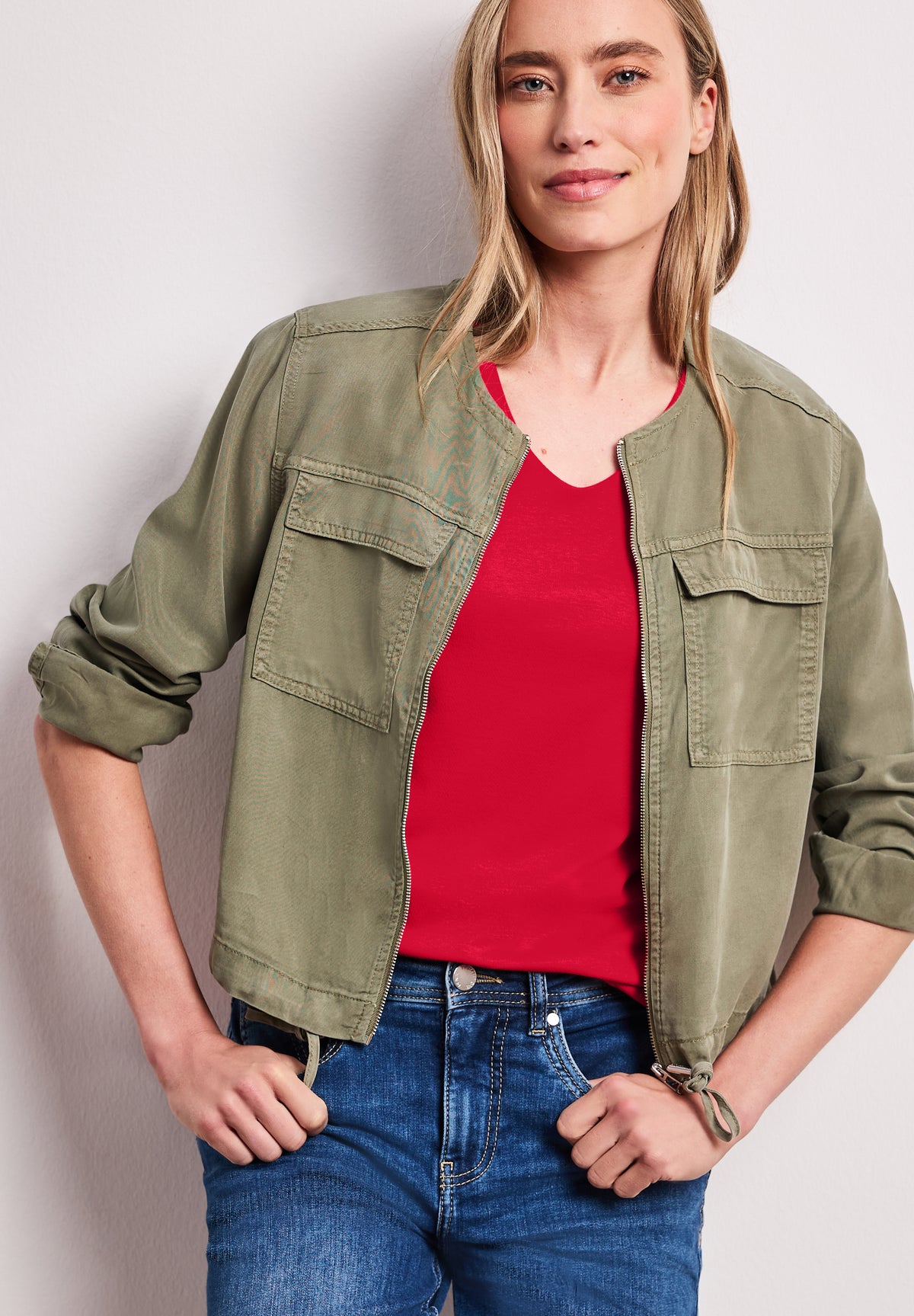 Basic T-Shirt mit V-Neck in Unifarbe