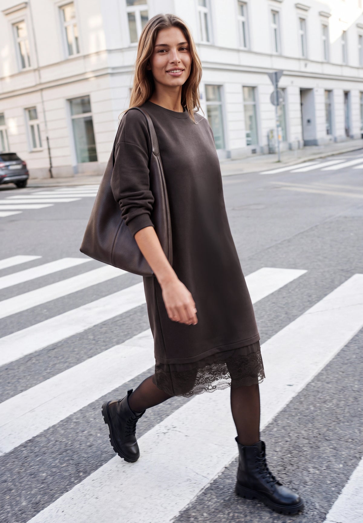 Minikleid mit Spitzendetail am Saum