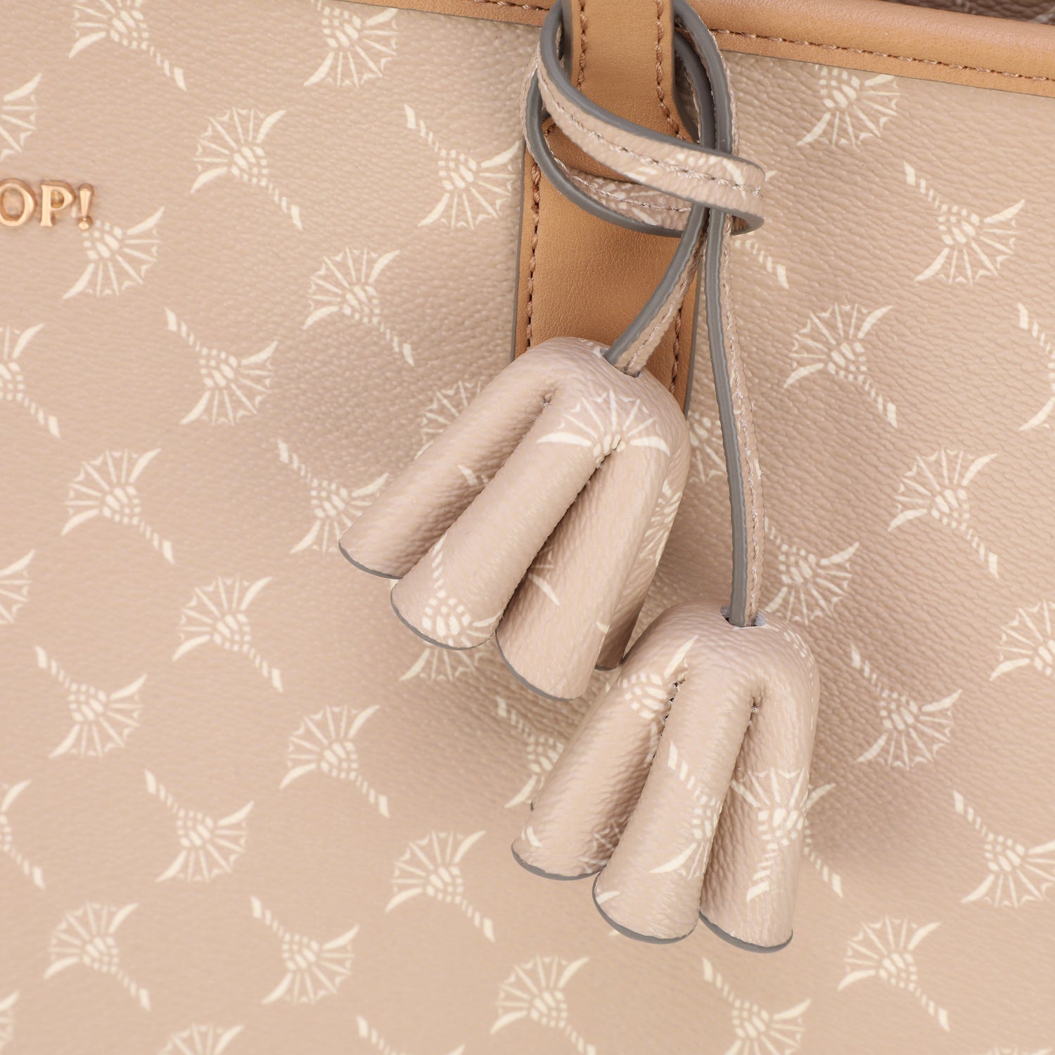 Synthetik Damen Handtasche mit Blumenanhänger und Metalllogoprägung