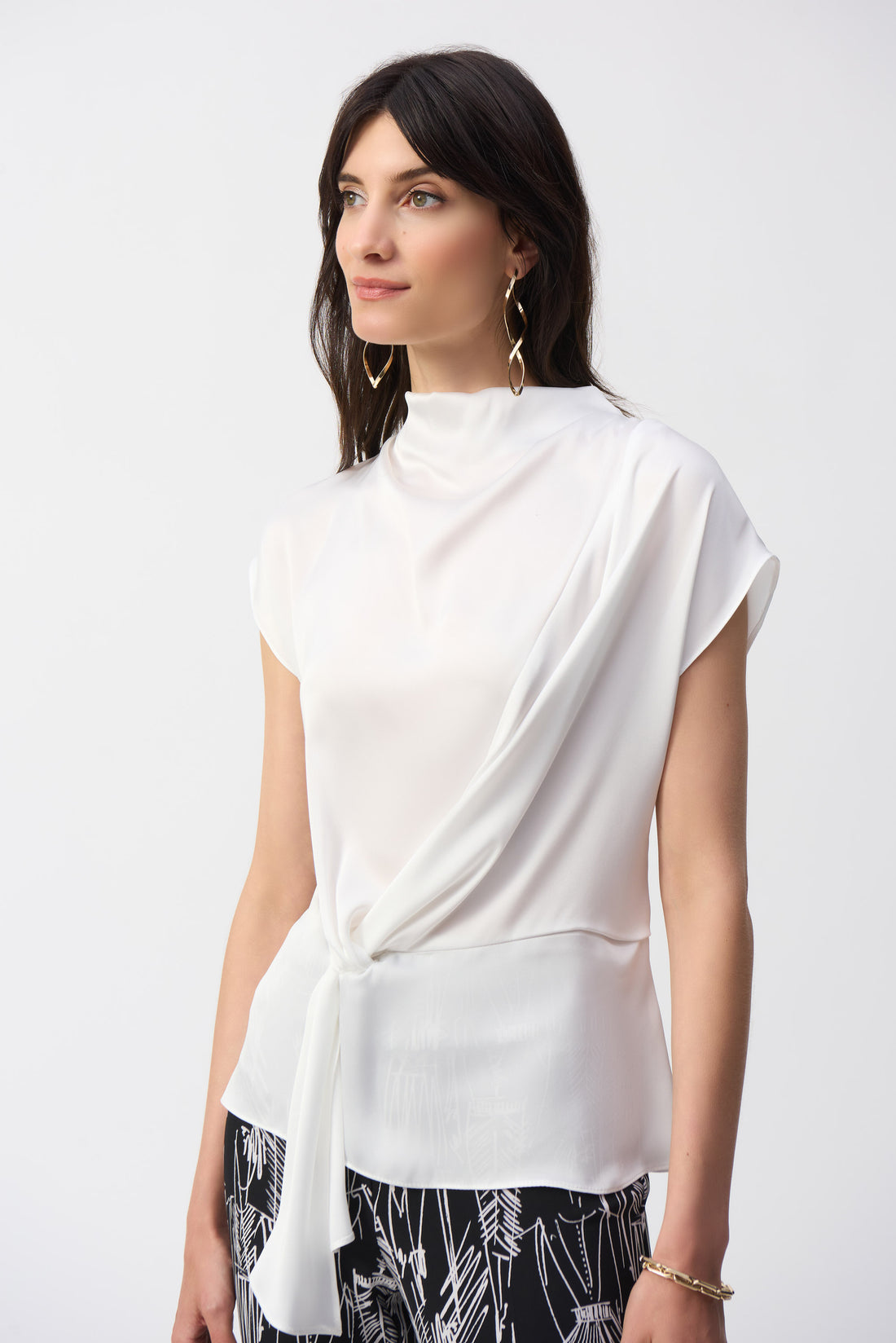 Shirt aus Satin mit kurzem Stehkragen und Raffungen