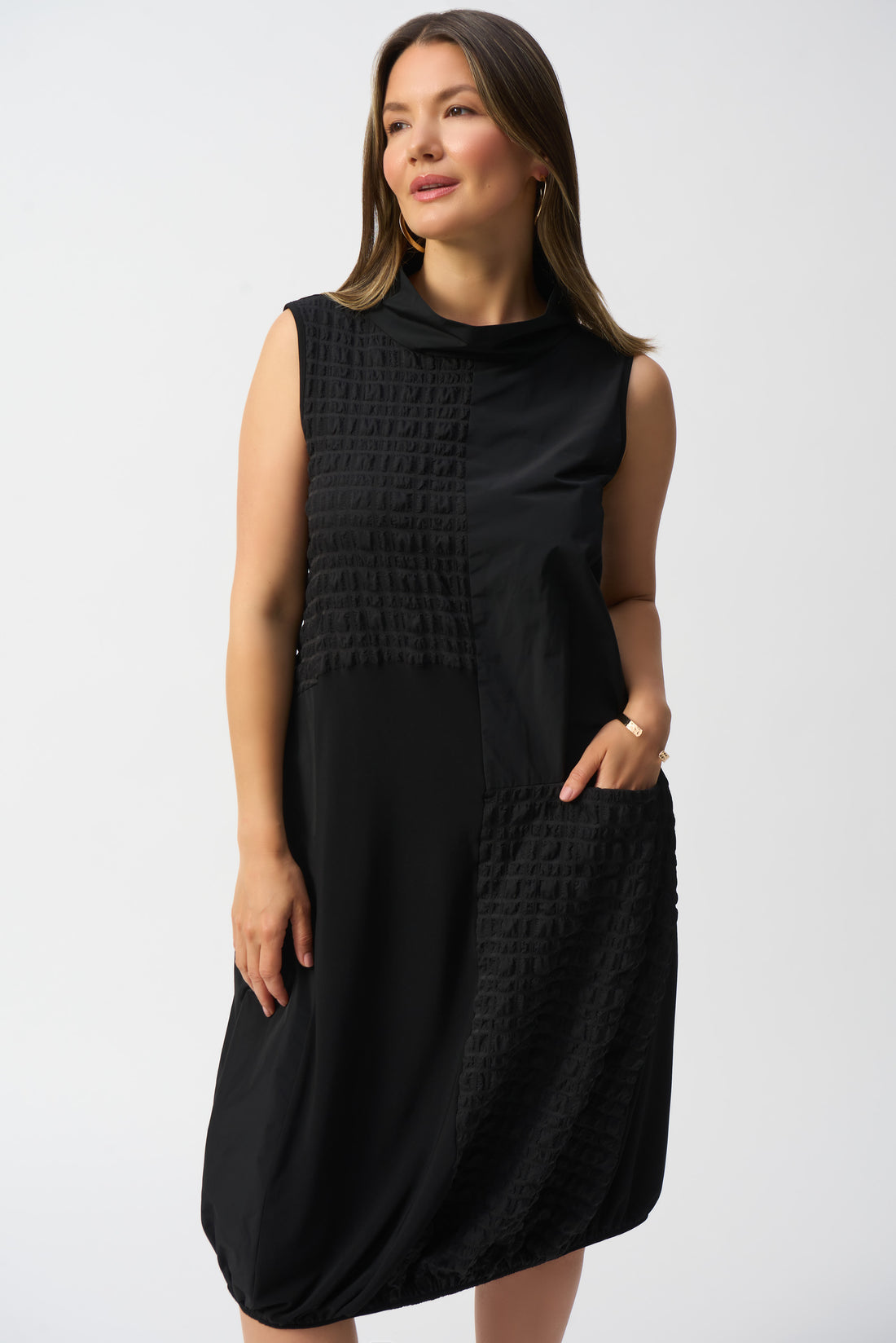 Hüllenkleid ohne Ärmel im Materialmix