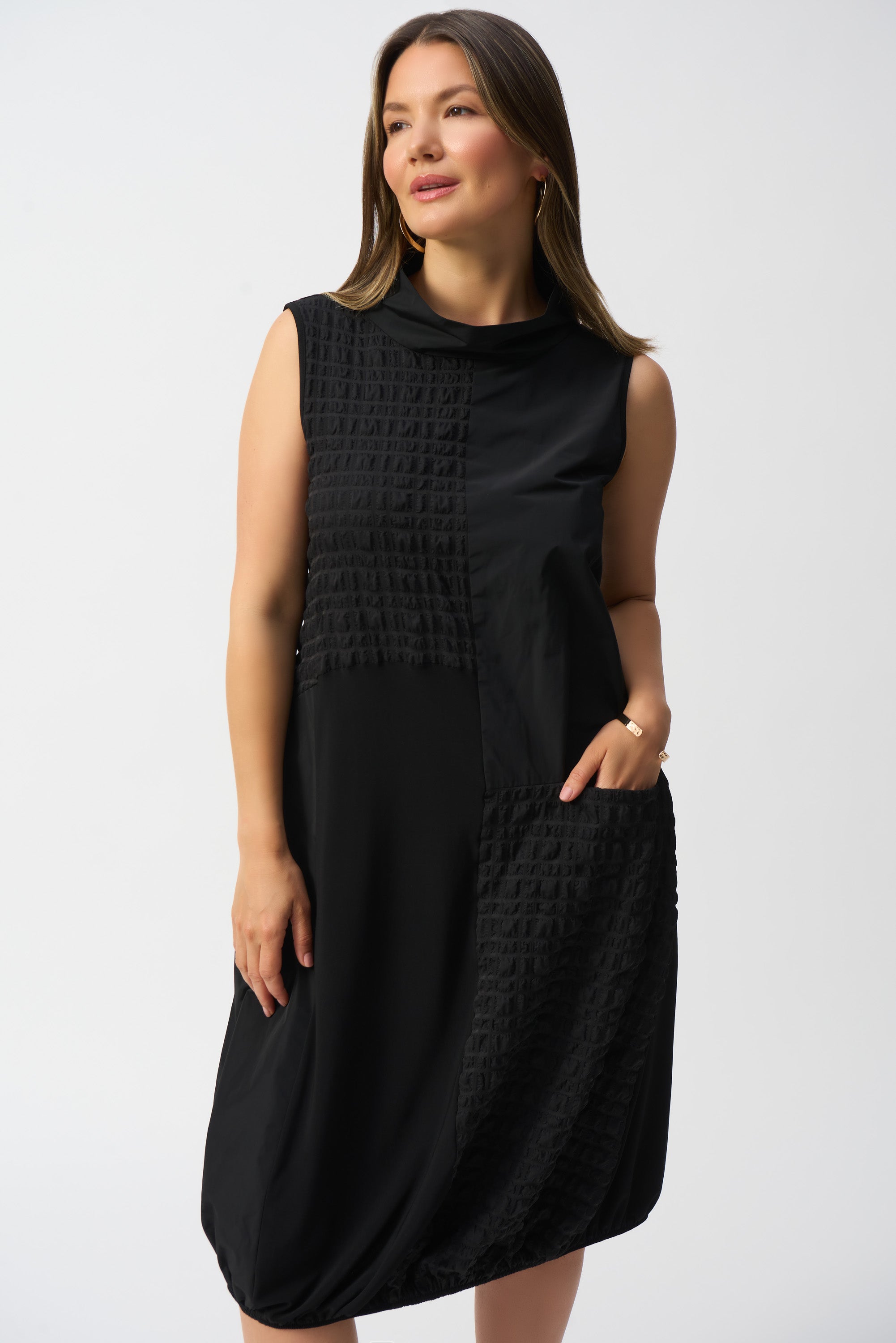 Hüllenkleid ohne Ärmel im Materialmix