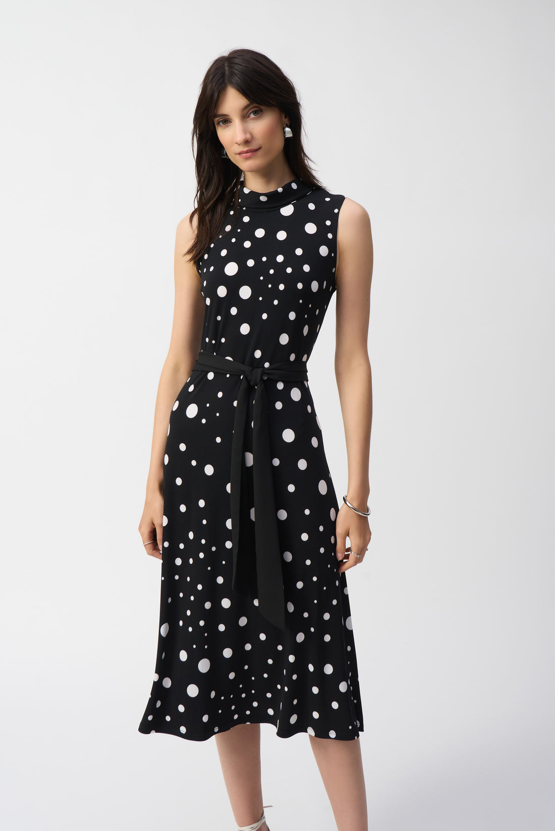 Ausgestelltes Jerseykleid mit Punktemuster