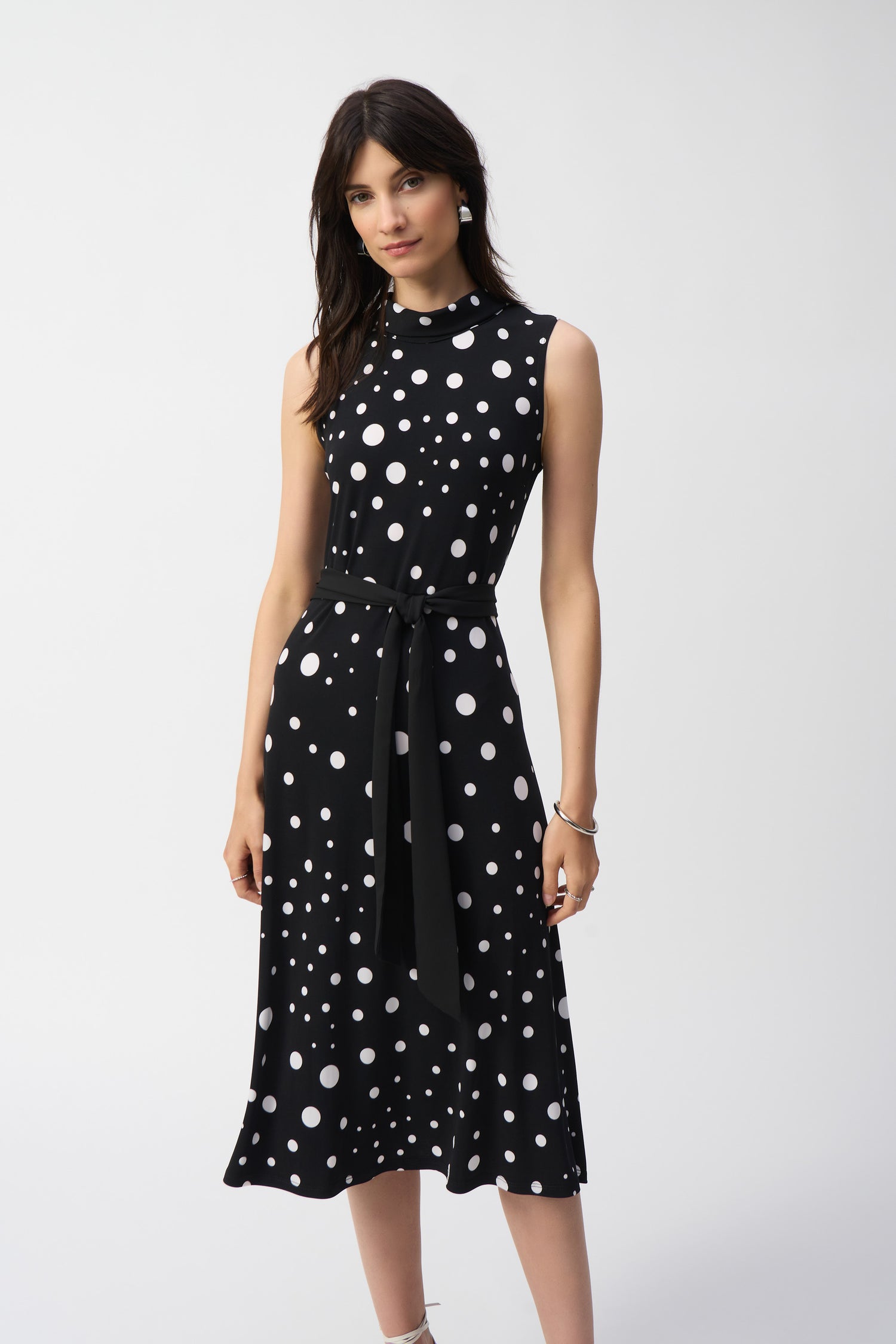 Ausgestelltes Jerseykleid mit Punktemuster